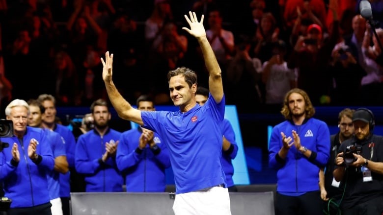 Federer được tôn vinh và dành rất nhiều tình cảm trong lễ chia tay. Ảnh: Laver Cup