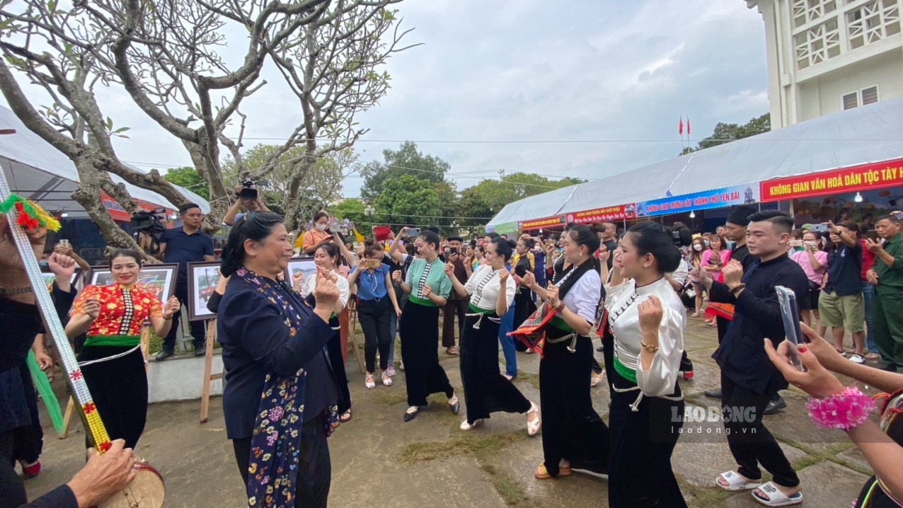Cũng trong sáng 24.9, bà Tòng Thị Phóng - Nguyên Phó Chủ tịch Quốc hội cũng đã đến tham quan không gian văn hóa đồng bào các dân tộc Tây Bắc.