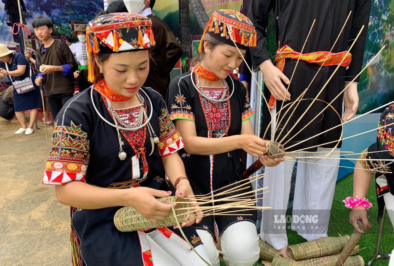 Đây là dịp đồng bào dân tộc thiểu số của khắp nơi ở Tây Bắc tề tựu và mang đến Lễ hội những nét đặc sắc nhất của dân tộc mình.