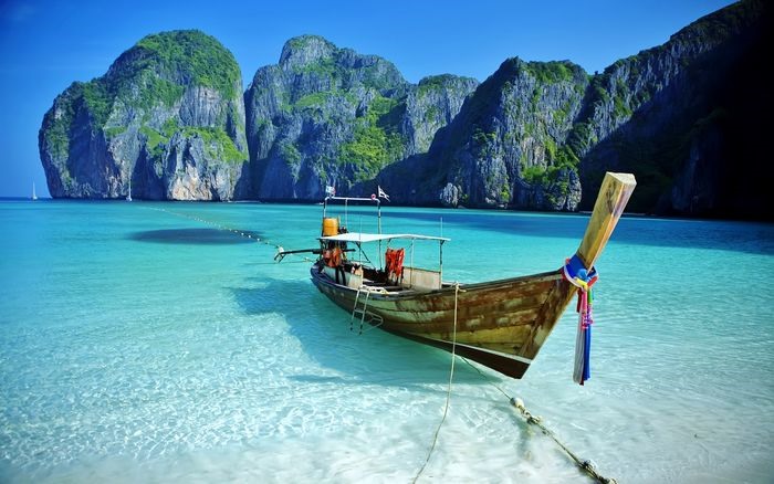 Đến với Phuket, du khách sẽ không khỏi ngỡ ngàng trước cảnh sắc tuyệt đẹp, dòng nước trong xanh, bờ cát trắng