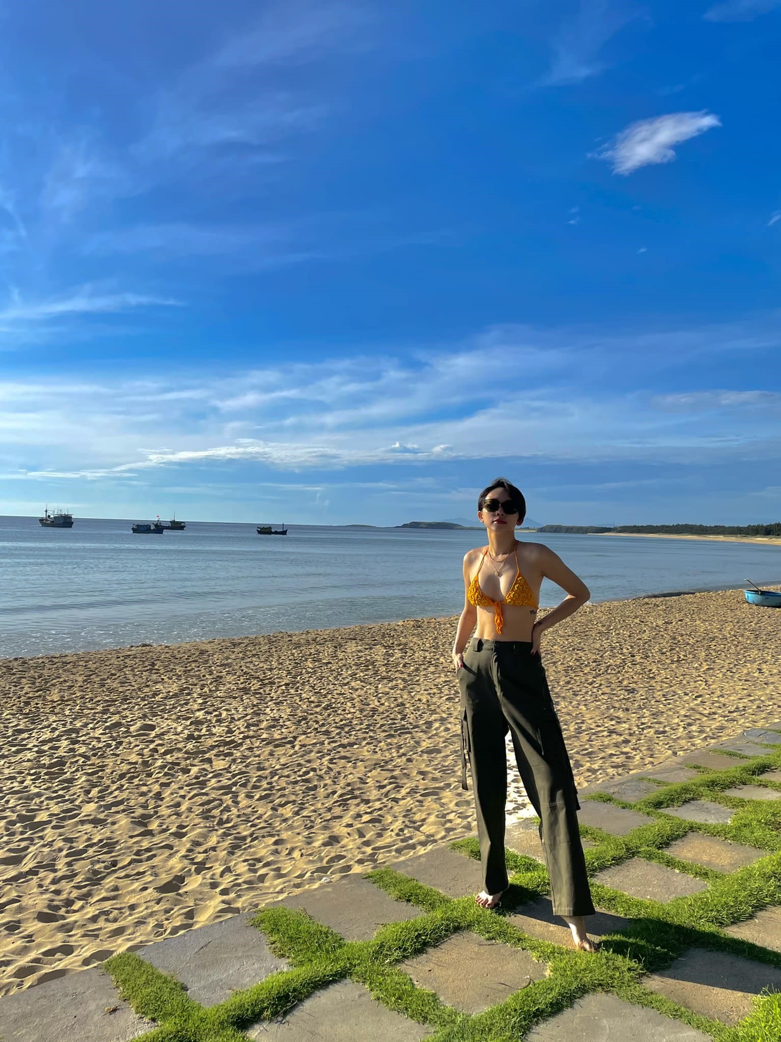 Nữ ca sĩ cũng tranh thủ check-in tại biển Phú Yên. Chuyến đi ngắn ngủi nhưng vô cùng thú vị, khám phá nhiều địa danh nổi tiếng khiến nữ ca sĩ vô cùng thích thú, hài lòng.