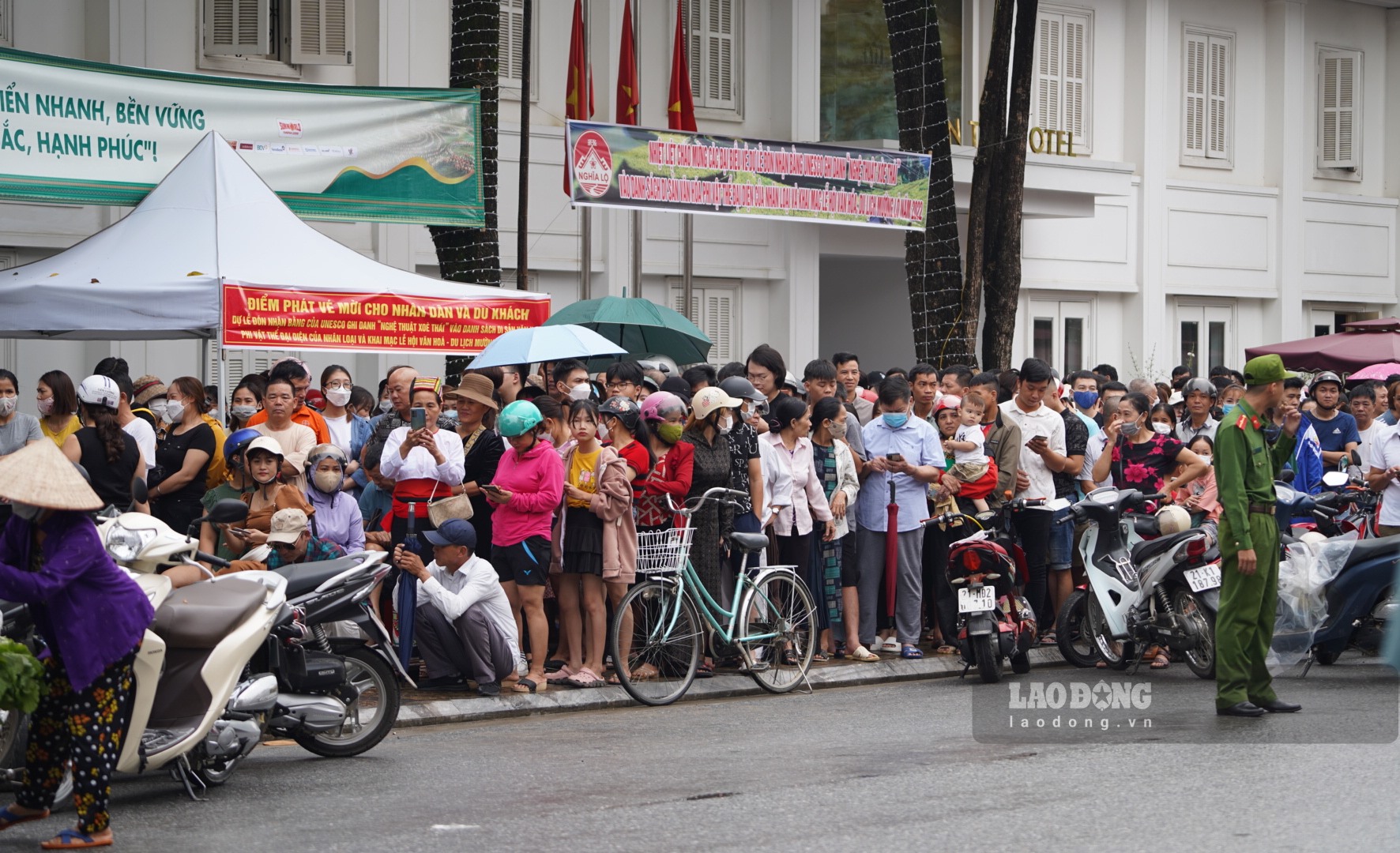 Sáng 24.9, tại thị xã Nghĩa Lộ nơi tổ chức Lễ đón nhận bằng của UNESCO công nhận nghệ thuật xòe Thái là Di sản văn hóa phi vật thể đại diện của nhân loại đã tiến hành phát vé vào cửa miễn phí cho người dân.