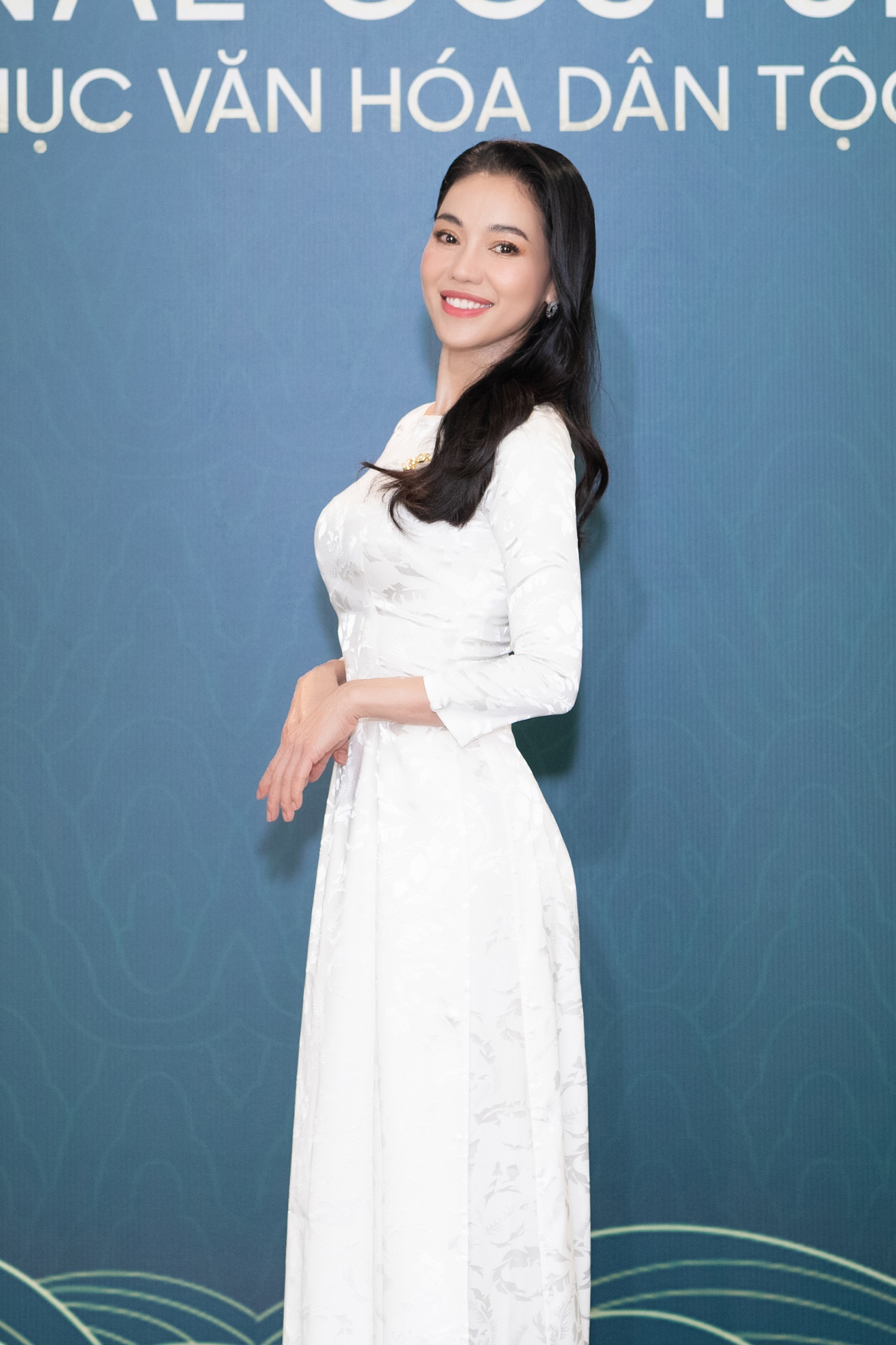 “Bà trùm Hoa hậu” Phạm Kim Dung lựa chọn chiếc áo dài trắng với điểm nhấn cổ thuyền đầy nữ tính và không kém phần quyền lực. Ảnh: NSCC.