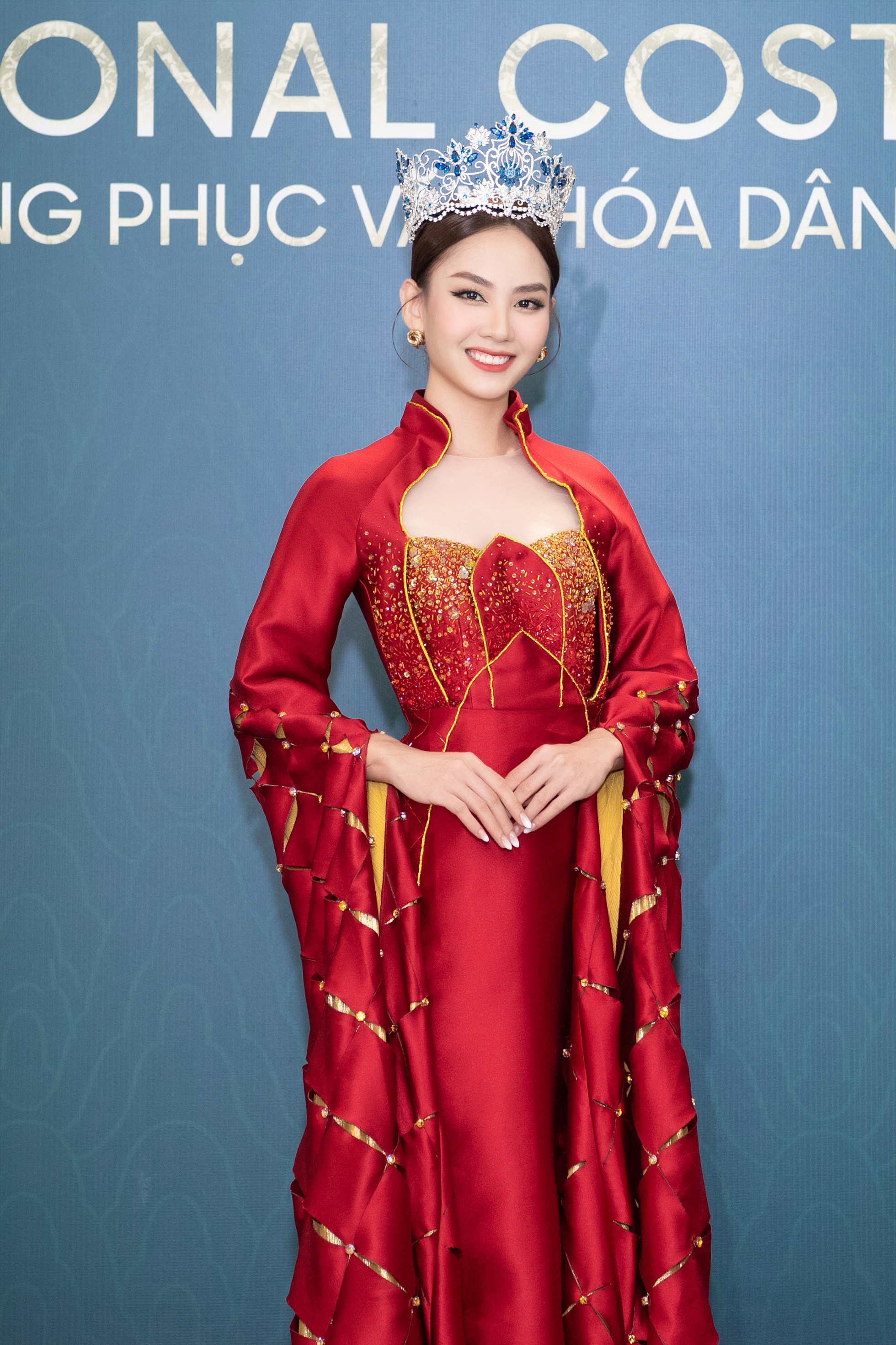 Dù chỉ mới đăng quang không lâu, nhưng Miss World Vietnam 2022 Huỳnh Nguyễn Mai Phương đã chứng tỏ nhan sắc vô cùng thăng hạng của mình khi diện trên mình sắc đỏ nổi bật. Ảnh: NSCC.