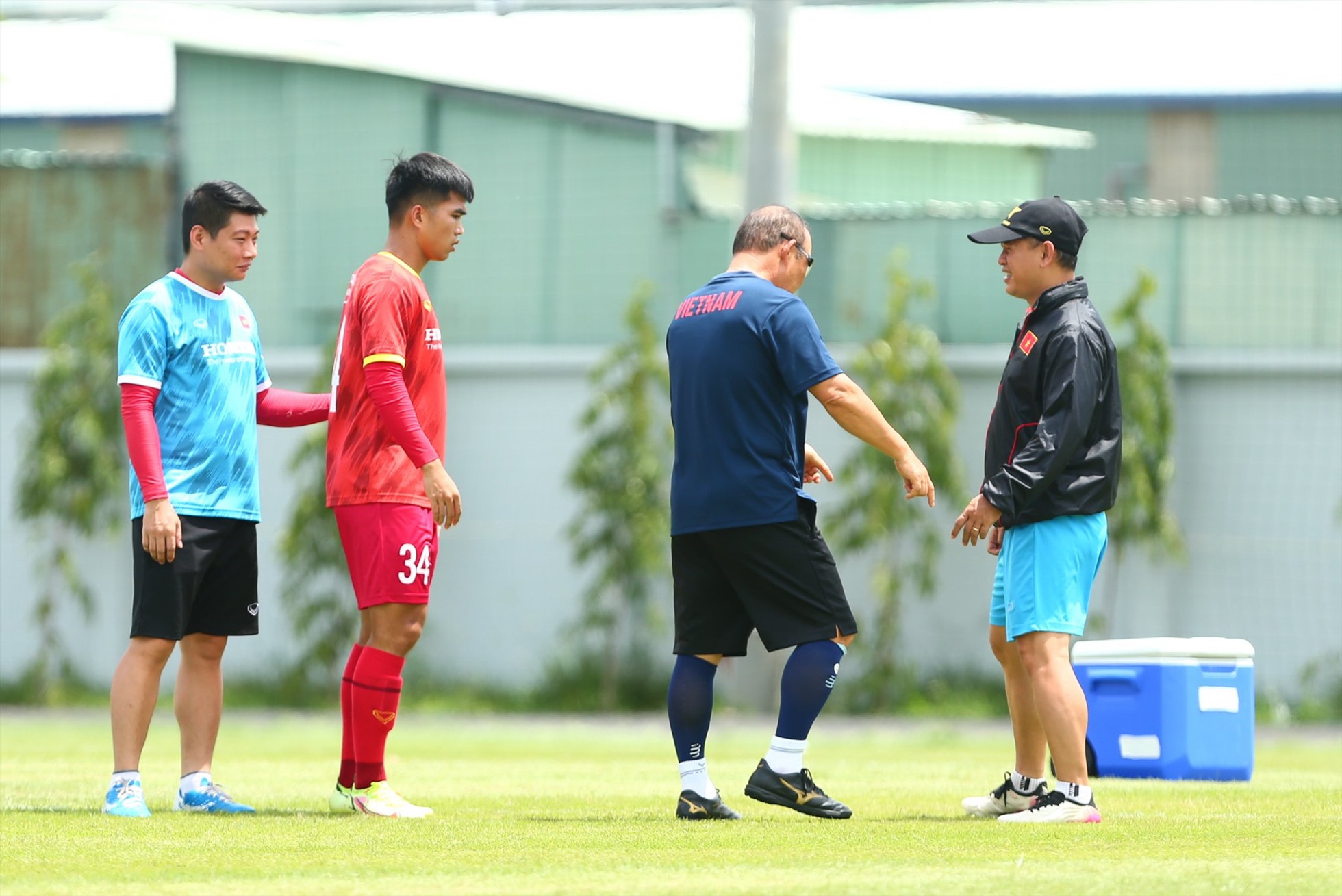 Trong lúc các cầu thủ khởi động, huấn luyện viên Park Hang-seo gọi riêng tiền đạo Phạm Đình Duy ra trao đổi khá lâu.