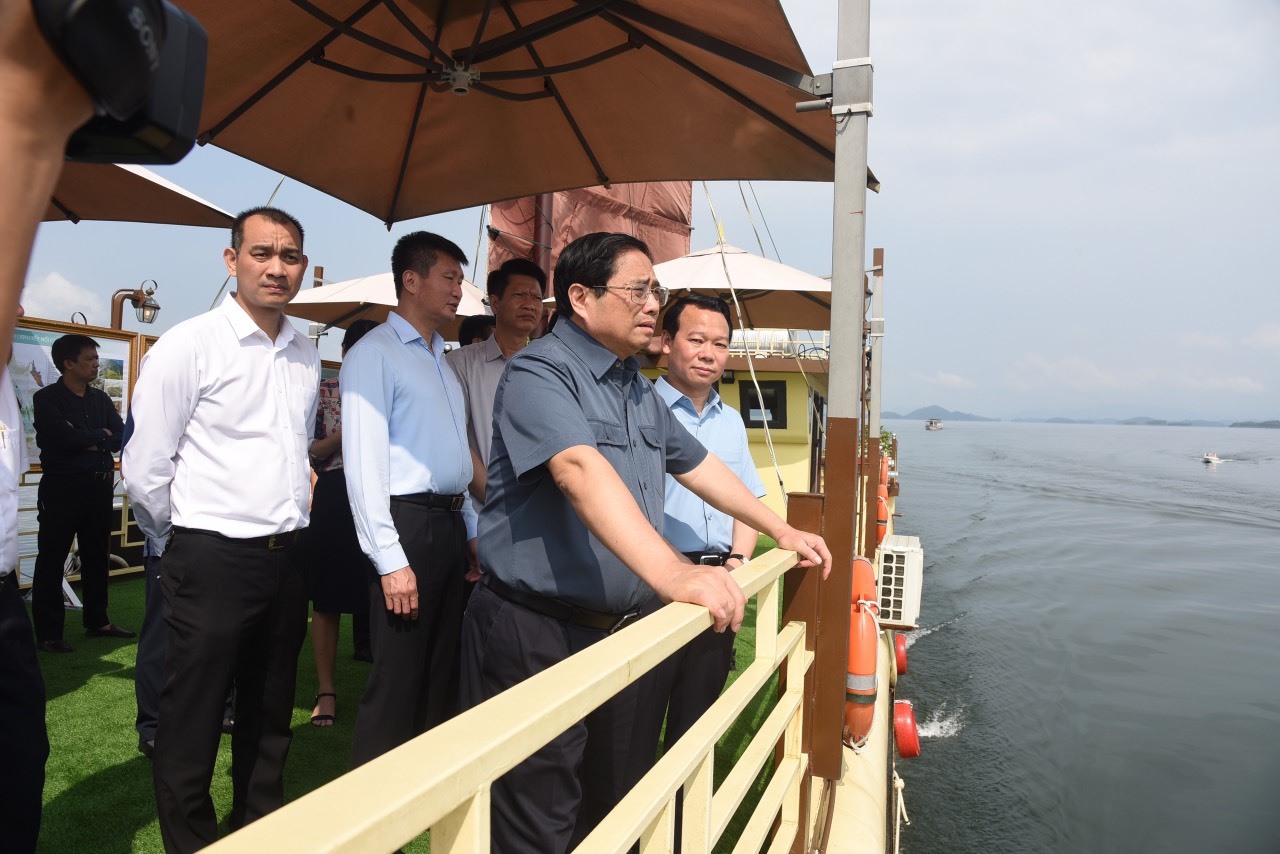 Thủ tướng Chính phủ Phạm Minh Chính kiểm tra thực địa Đồ án quy hoạch chung Khu du lịch Quốc gia hồ Thác Bà.
