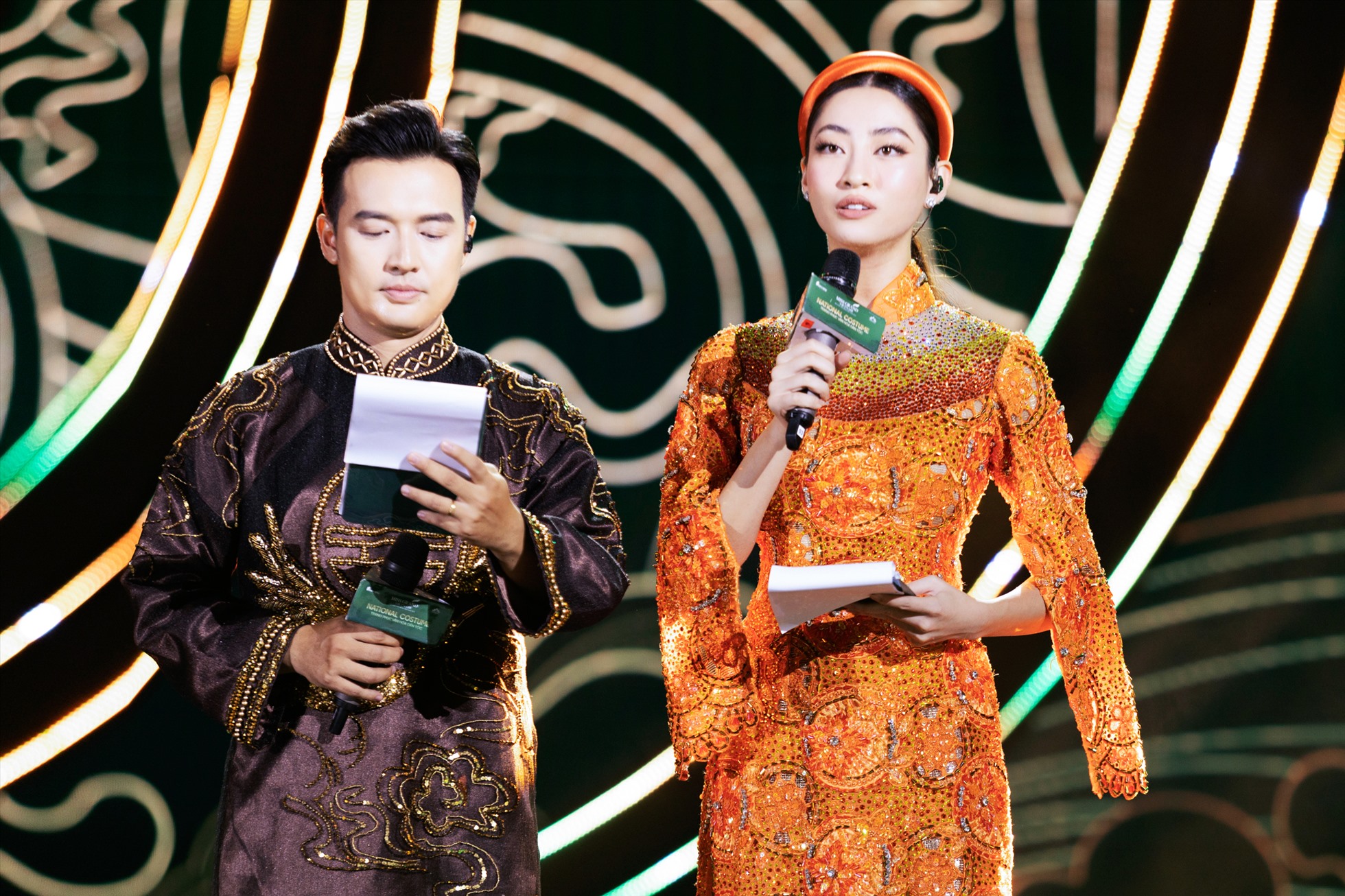 MC Thiên Vũ và Lương Thuỳ Linh có màn dẫn dắt khéo léo tại Miss Grand Việt Nam 2022. Ảnh: MGVN.
