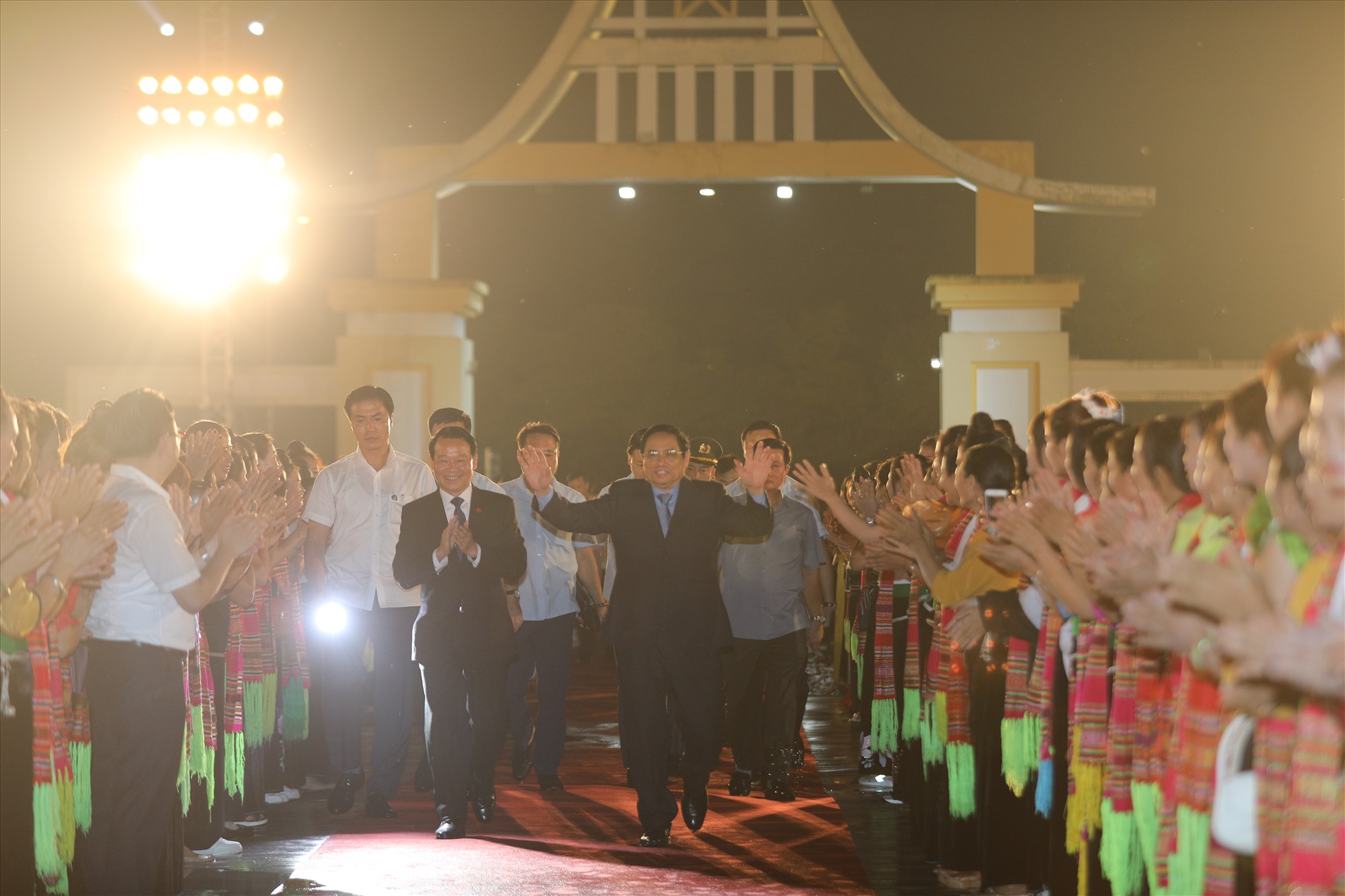 Thủ tướng Phạm Minh Chính xuất hiện cùng sự chào đón nồng nhiệt của đông đảo nhân dân.