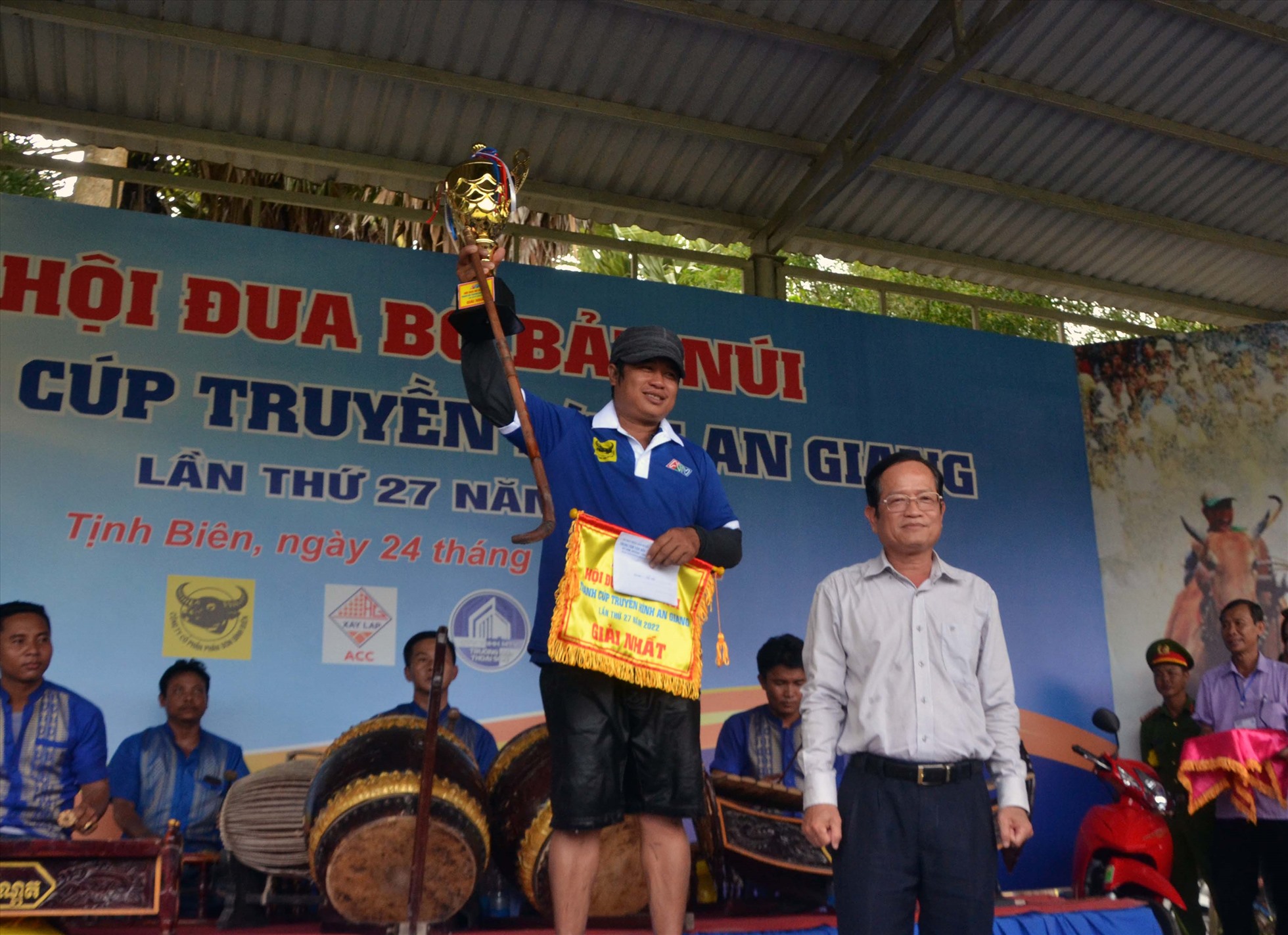 Ông Đỗ Tấn Kiết, Phó Chủ tịch HĐND tỉnh An Giang trao cúp và cờ cho chủ đôi bò đoạt ngôi vô địch. Ảnh: LT