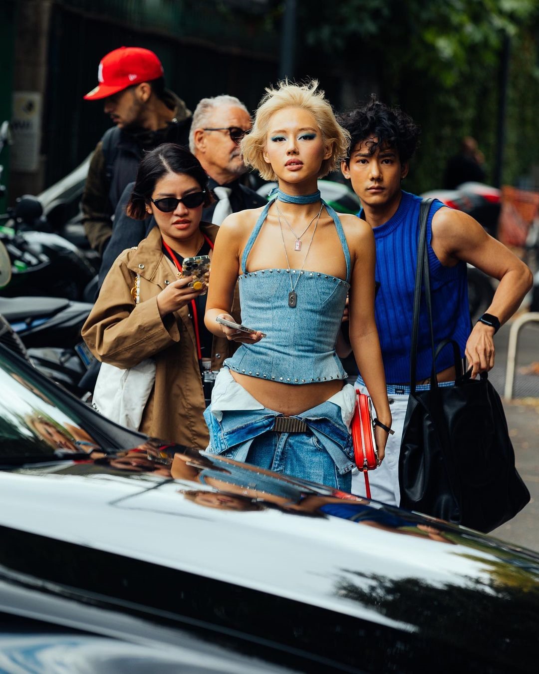 Trong khuôn khổ của Tuần lễ Thời trang Milan năm nay, fashionista Khánh Linh (Cô Em Trendy) là một trong những gương mặt đại diện Việt Nam xuất hiện tại đây. Ngay từ khi công bố thông tin sẽ tham gia “Milan Fashion Week”, nhiều fan của nàng fashionista đã rất hào hứng vào sự xuất hiện của Cô Em Trendy. Ảnh: NSCC.