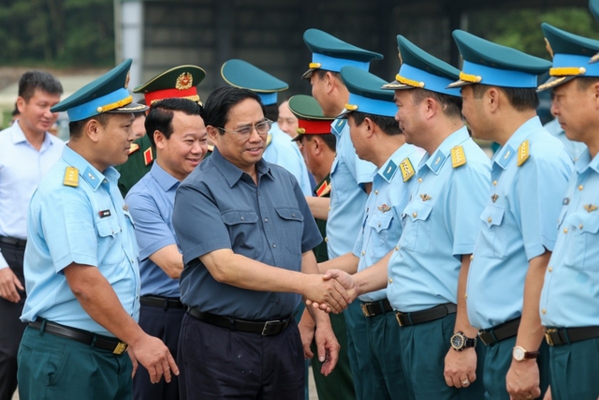 Thủ tướng Phạm Minh Chính tới thăm, động viên cán bộ, chiến sĩ Trung đoàn không quân 921.
