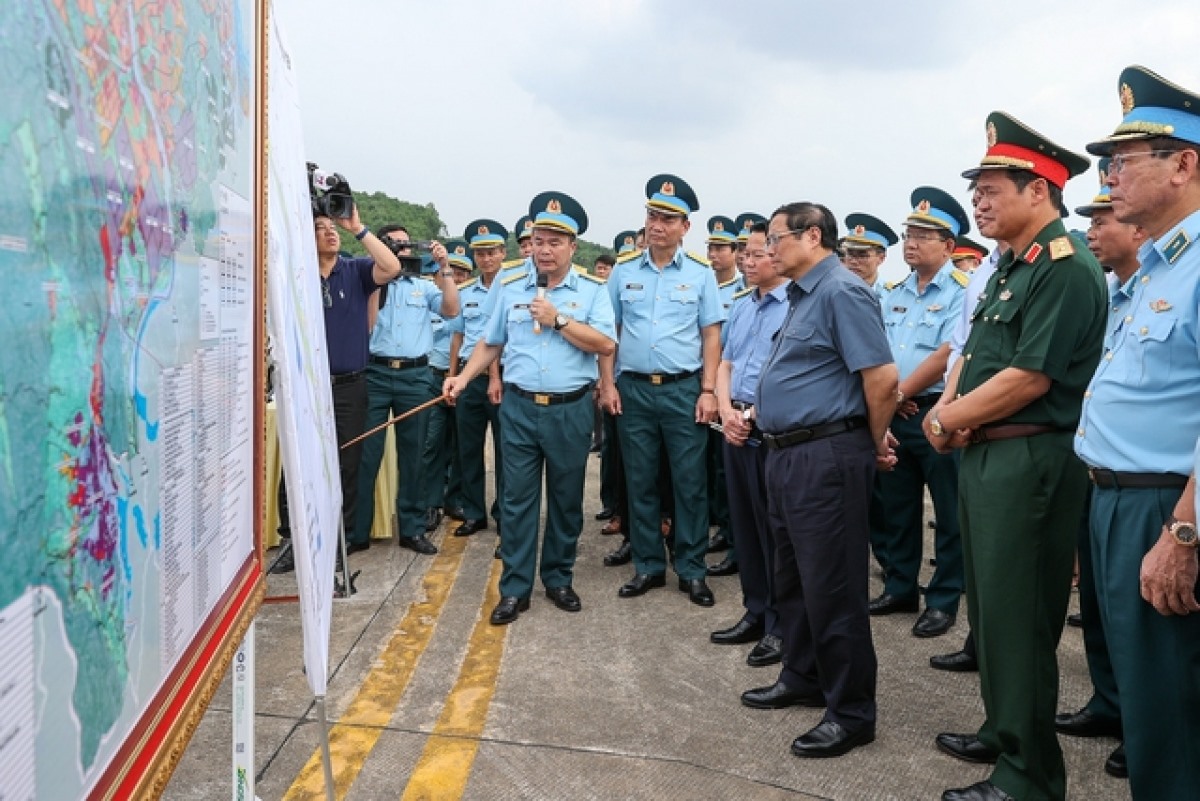 Thủ tướng nghe các đơn vị liên quan báo cáo khi khảo sát thực địa sân bay Yên Bái.
