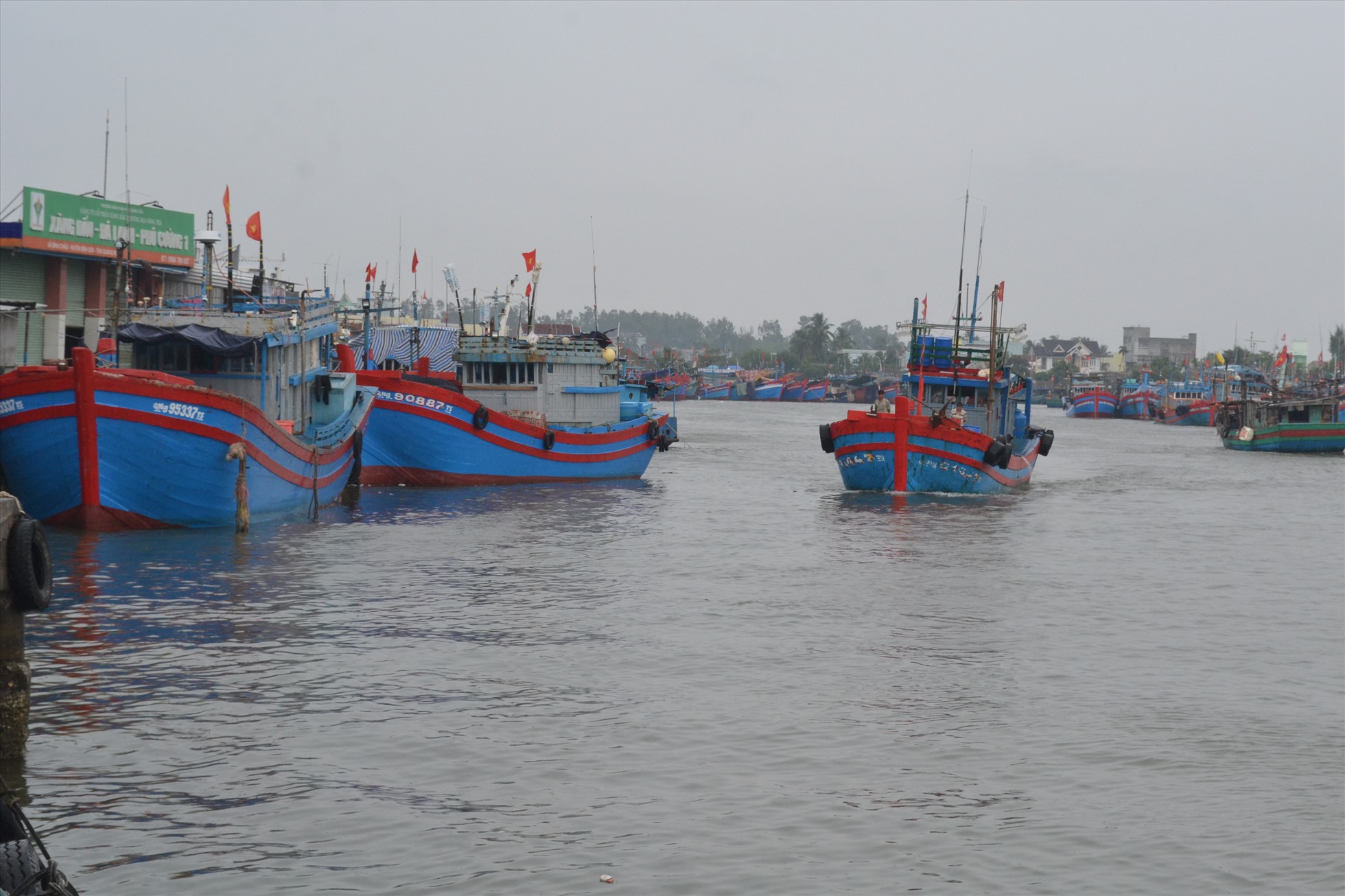 Bão Noru đang hướng vào biển đông, tàu thuyền đang hoạt động trên biển Đông cần gấp rút tìm nơi trú tránh an toàn.