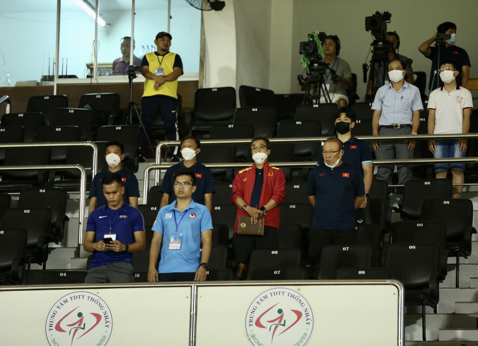 Huấn luyện viên Park Hang-seo và toàn bộ các thành viên ban huấn luyện viên tuyển Việt Nam đã có mặt tại sân Thống Nhất để xem tuyển Ấn Độ đấu Singapore. Ảnh: T.H