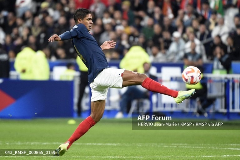 Harry Maguire sụp đổ cùng áp lực từ Raphael Varane