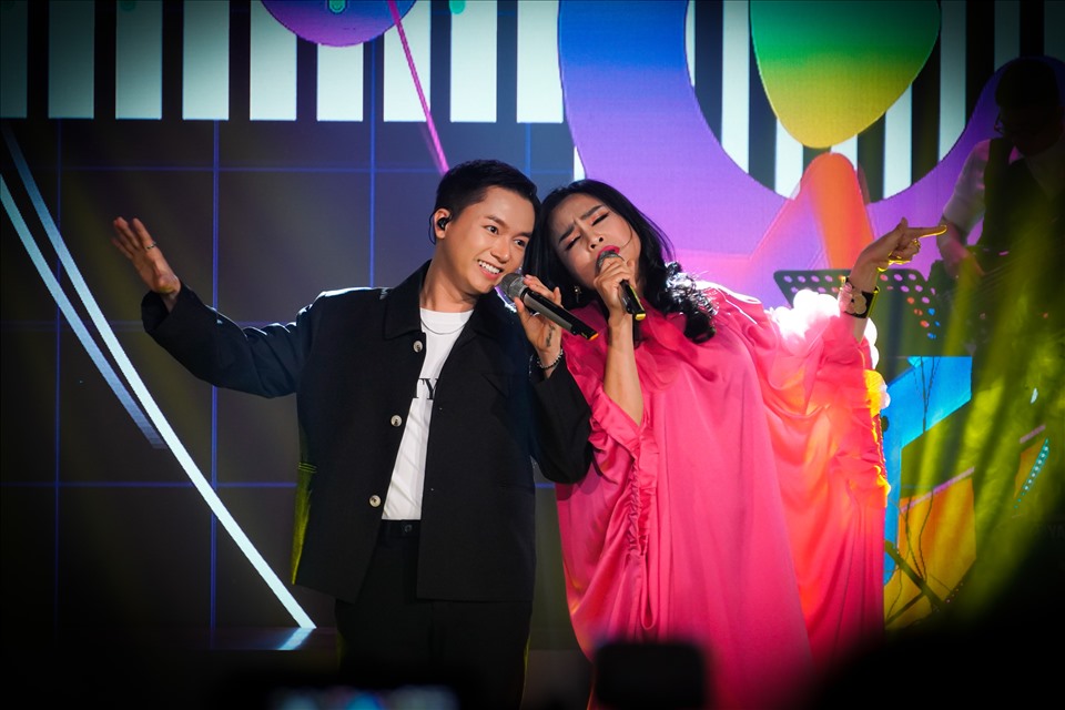 Diva Thanh Lam có màn kết hợp ăn ý với ca sĩ - nhạc sĩ trẻ Bùi Công Nam. Ảnh: NVCC