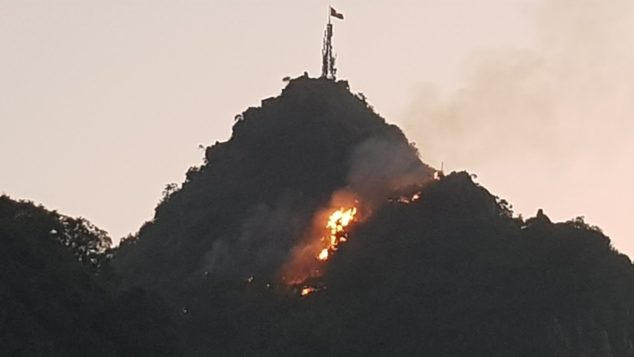 Núi Bài Thơ bị cháy vào chiều tối ngày 2.11.2017