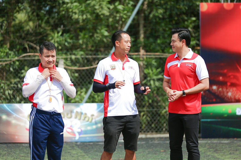 Nguyễn Hồng Sơn đưa ra giải pháp giúp các cầu thủ có thể hình thấp bé tự tin hơn trên sân cỏ. Ảnh: CTCC.