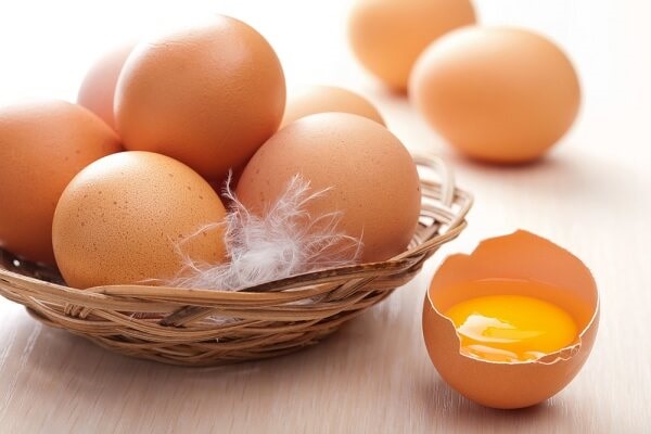Trong trứng chứa nhiều vitamin D, đóng vai trò quan trọng trong việc thúc đẩy khả năng sinh sản. Ngoài ra, trứng rất giàu chất chống oxy hoá và carotenoid giúp tăng khả năng thụ thai. Các vitamin B12, chất béo omega 3 và folate làm giảm tỉ lệ dị tật bẩm sinh ở thai nhi.