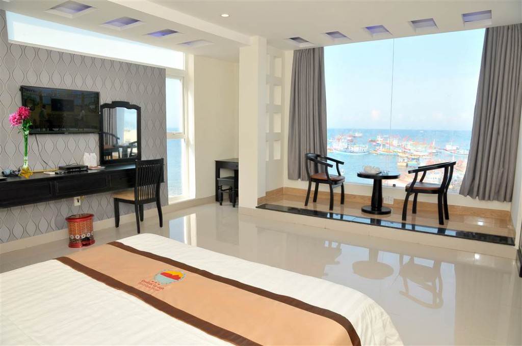 Phòng nghỉ thoáng mát view biển xanh. Ảnh: Central Lý Sơn Hotel.