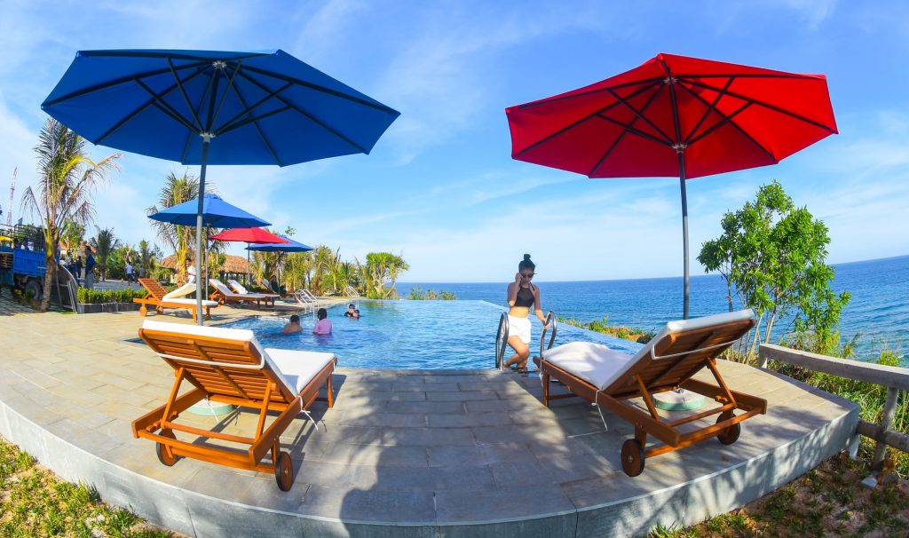 Bể bơi với hướng nhìn ra biển xanh. Ảnh: Lý Sơn Pearl Island Hotel & Resort.