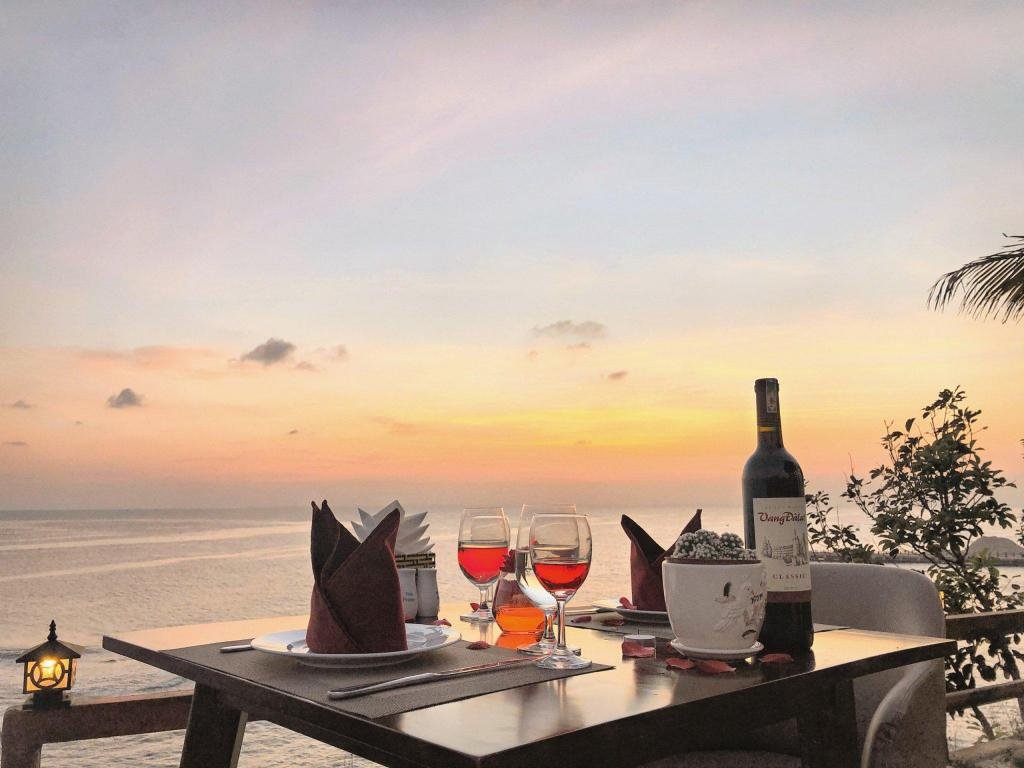 Thư giãn, ngắm hoàng hôn trên đảo ngay tại khách sạn. Ảnh: Lý Sơn Pearl Island Hotel & Resort.