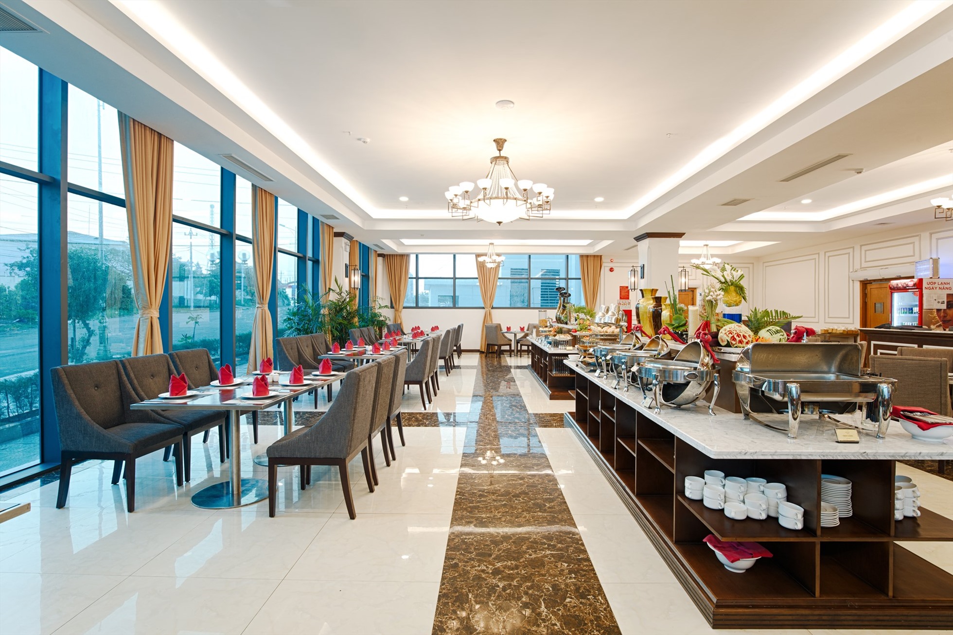 Nhà hàng có 3 phong vị ẩm thực chiều lòng mọi du khách. Ảnh: Mường Thanh Hospitality.