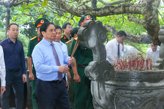 Thủ tướng và đoàn công tác cũng tới thăm, dâng hương tưởng nhớ các anh hùng liệt sĩ tại Khu di tích Lịch sử quốc gia Căng và đồn Nghĩa Lộ - Ảnh: VGP/Nhật Bắc