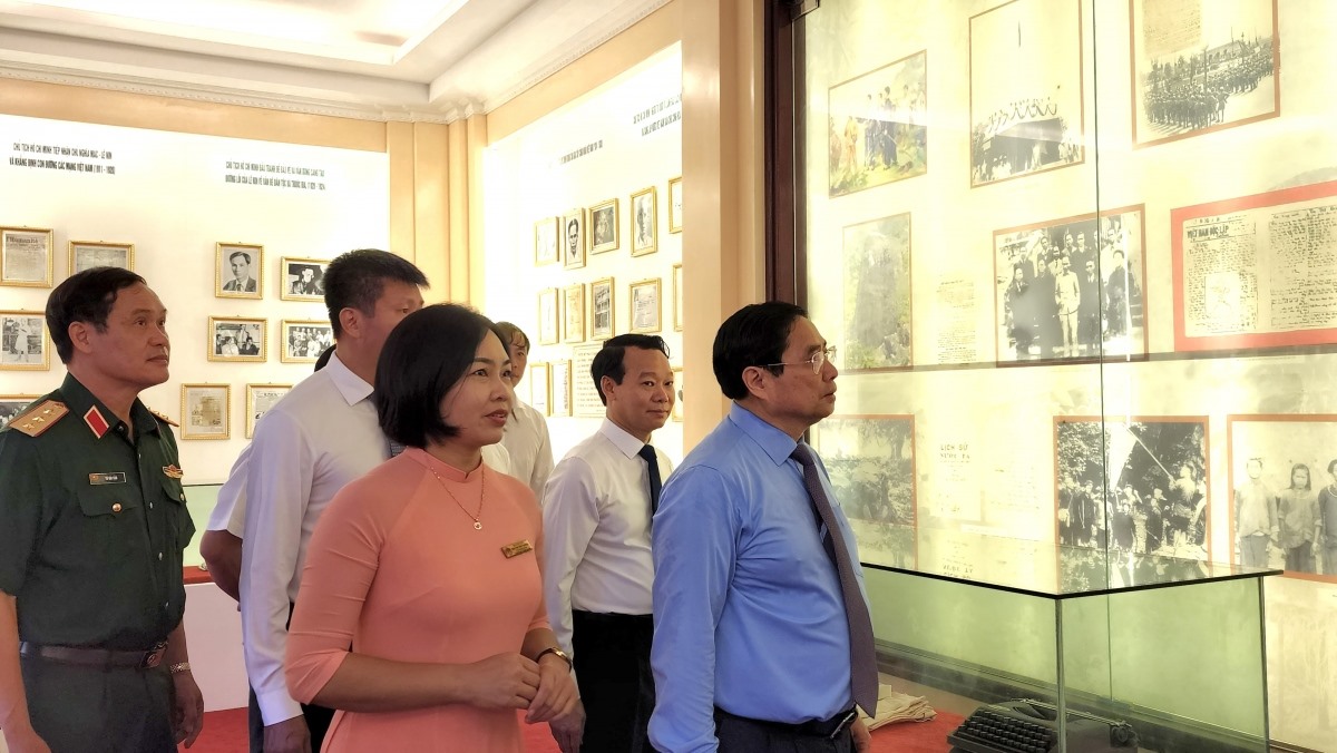 Thủ tướng Phạm Minh Chính tham quan Khu tưởng niệm Chủ tịch Hồ Chí Minh thị xã Nghĩa Lộ.