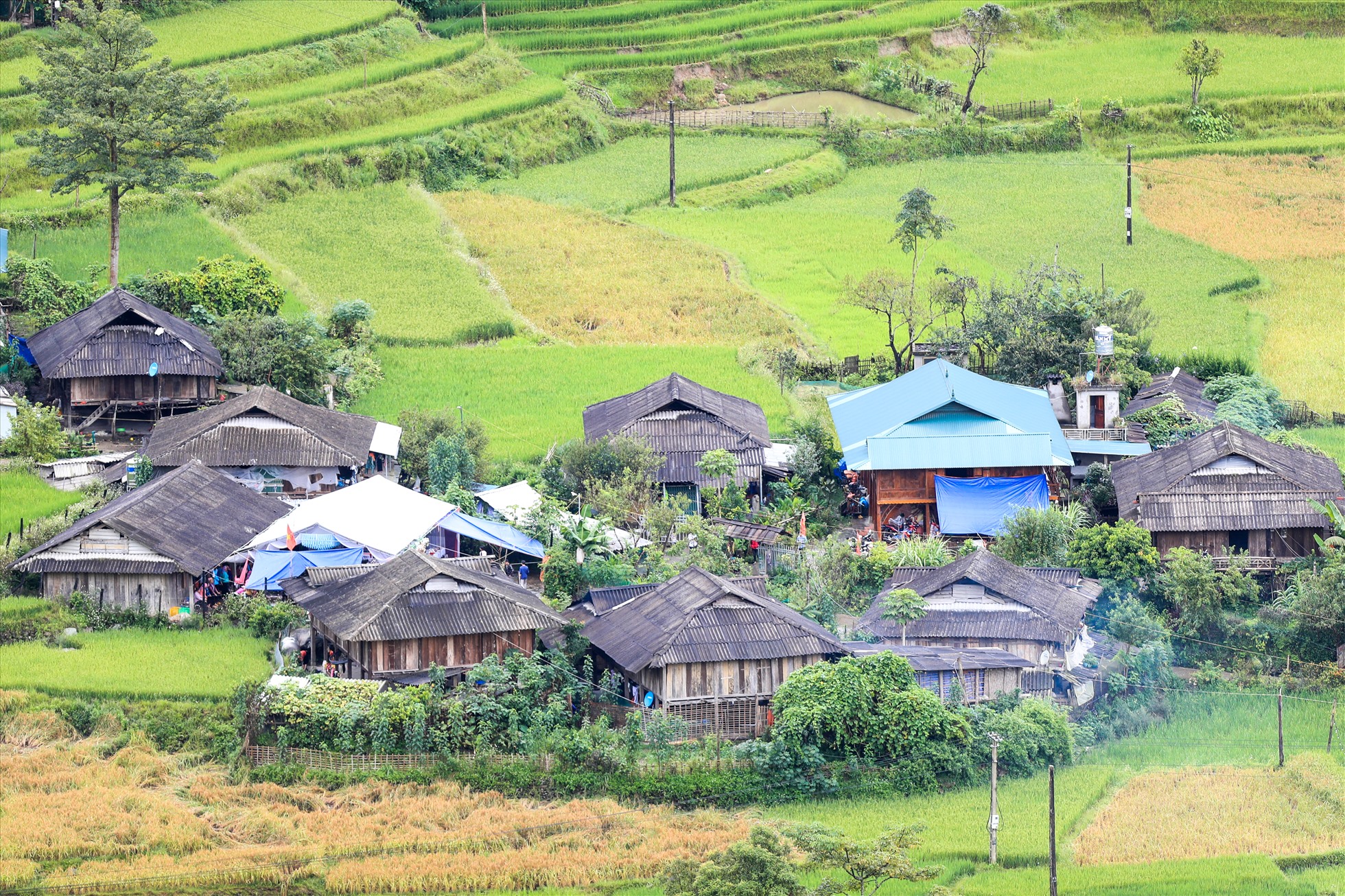 Trên đỉnh đèo Khau Phạ, khách du lịch có thể chiêm nhưỡng những ngôi nhà của người dân tộc Thái nơi thung lũng.