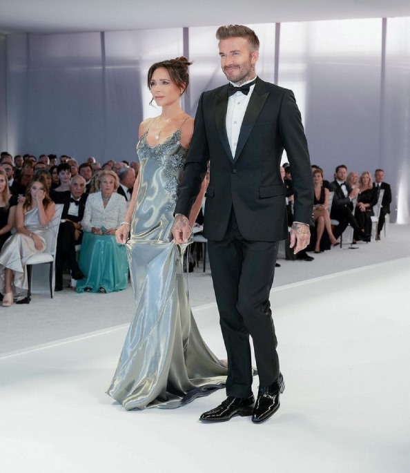 Vợ chồng David - Victoria Beckham trong siêu đám cưới của con trai đầu lòng. Ảnh: Xinhua