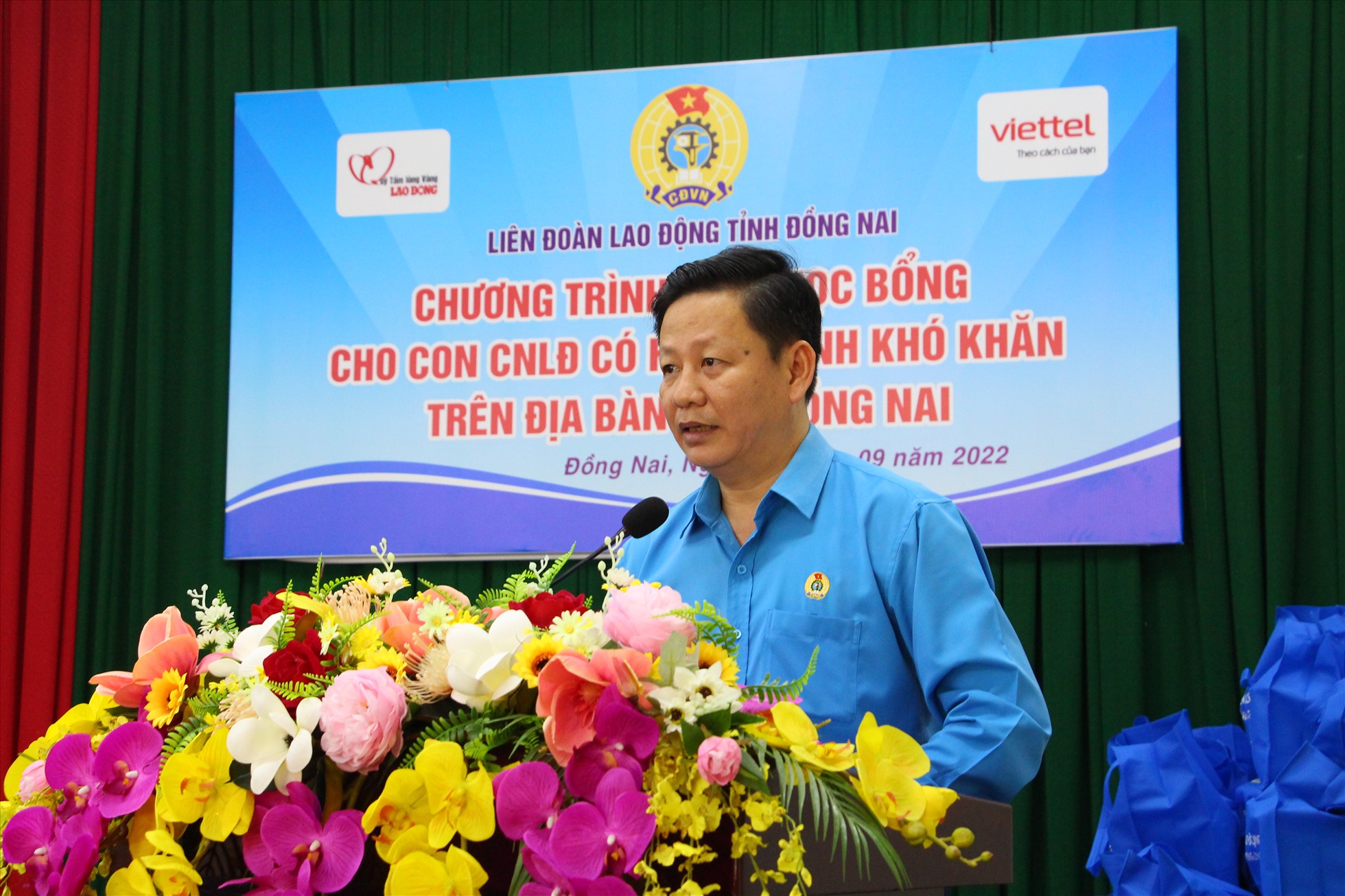Phó chủ tịch LĐLĐ tỉnh Đồng Nai Huỳnh Phước Sang phát biểu tại chương trình trao học bổng. Ảnh: Hà Anh Chiến