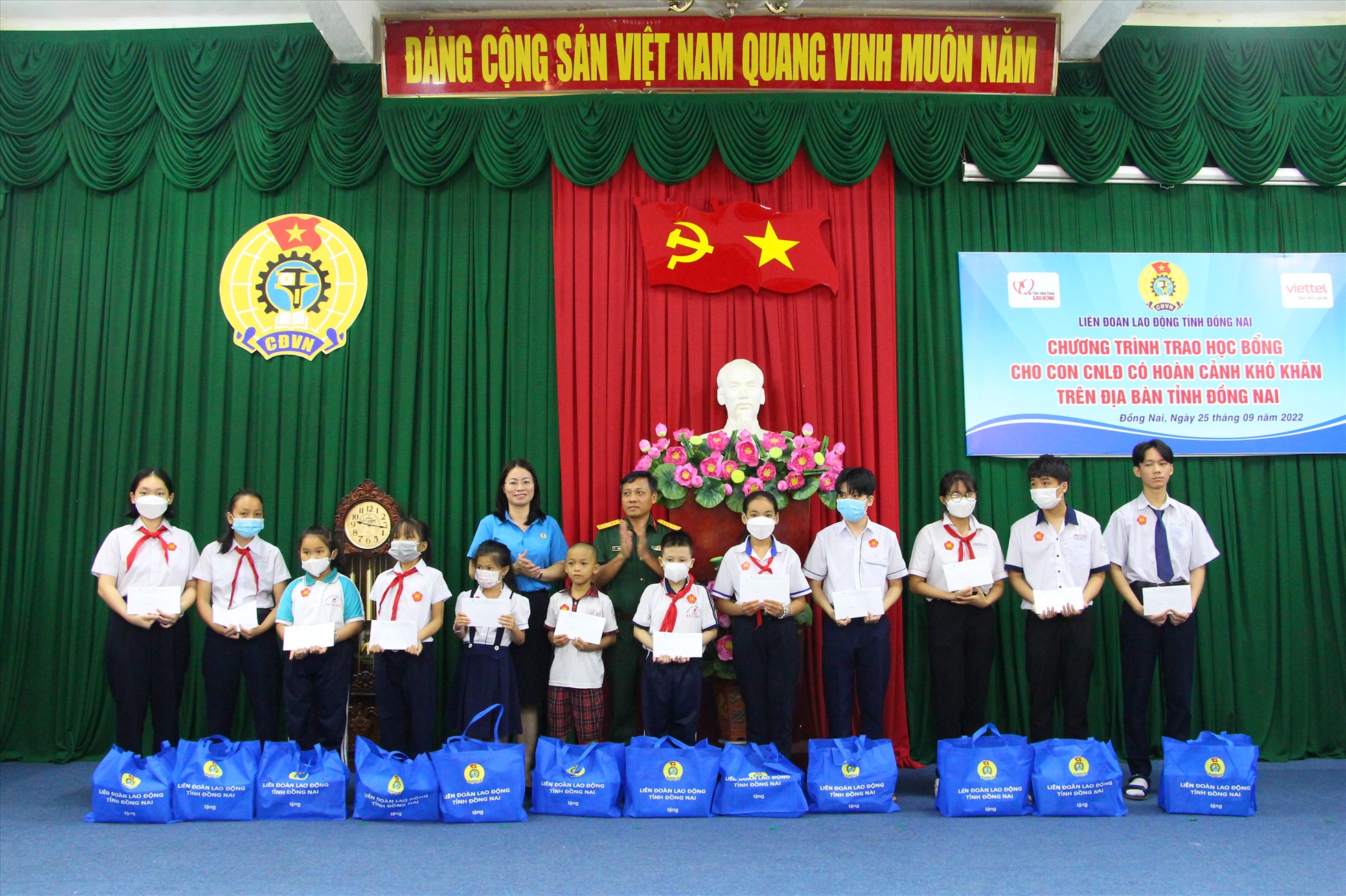 LĐLĐ tỉnh Đồng Nai đã tổ chức chương trình trao học bổng cho 100 con công nhân lao động. Ảnh: Hà Anh Chiến