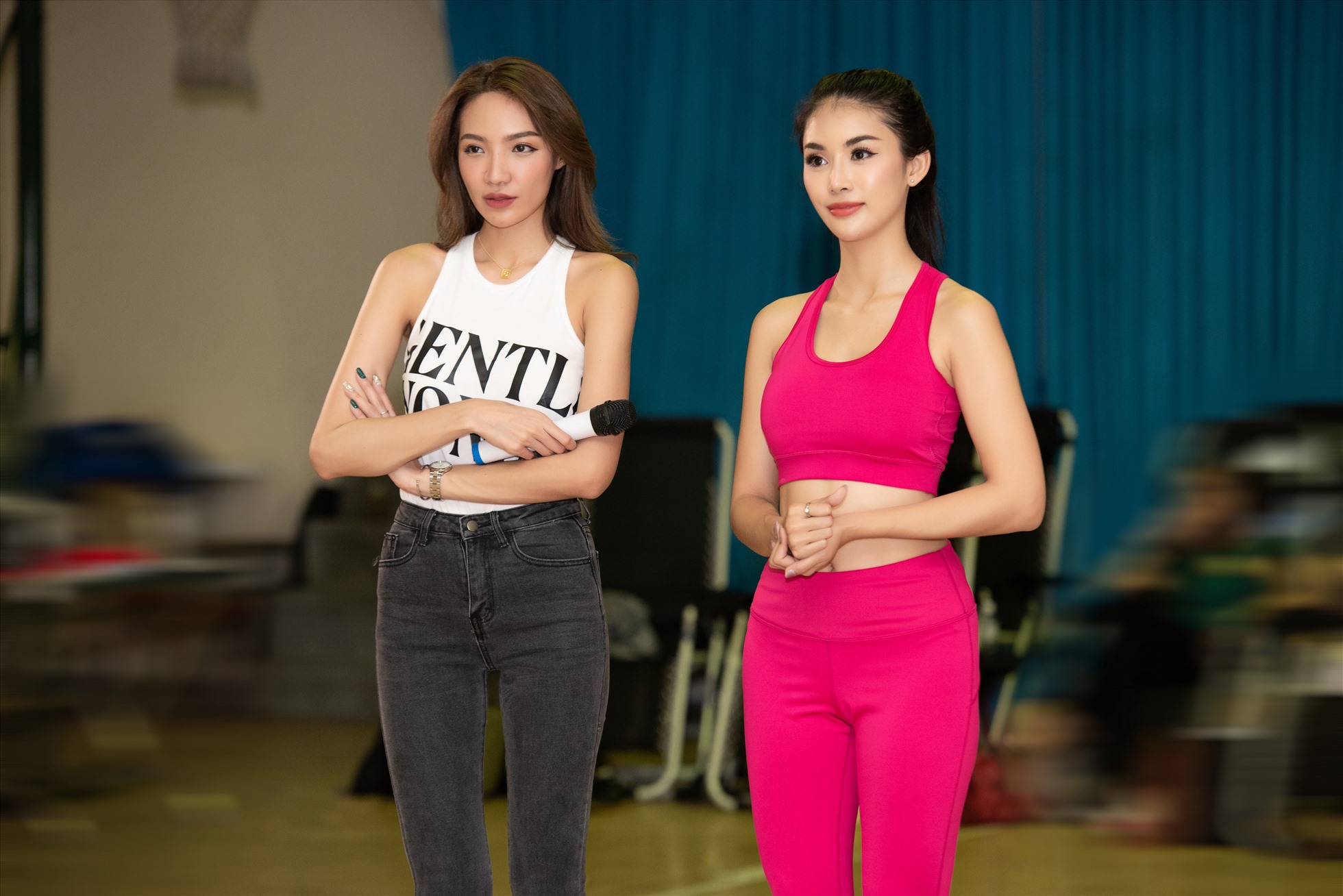 Xuất hiện tại lớp học catwalk của các thí sinh “Miss Grand Vietnam 2022”, hai nàng hậu bộc lộ tính cách thân thiện, dễ gần, bộ đôi đã gửi lời chào bằng tiếng Việt rất dễ thương đến mọi người. Ảnh: BTC.