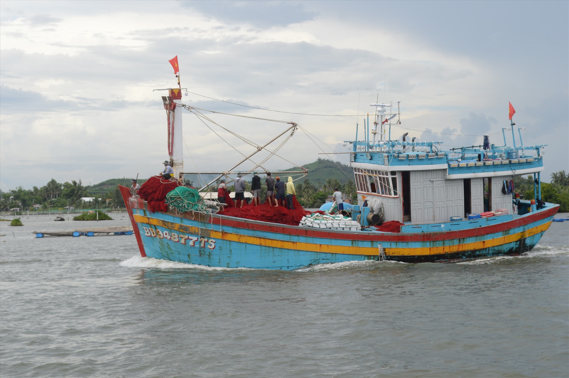 Ngư dân Quảng Ngãi tất bật vào bờ bán cá, trú bão.