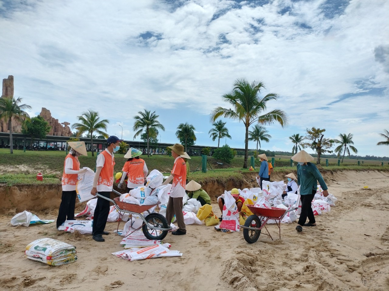 Nhân viên các nhà hàng, quán ăn ở TP.Hội An, tỉnh Quảng Nam xúc cát mang đi gia cố, chằng chống để bảo vệ tài sản trước bão Noru.