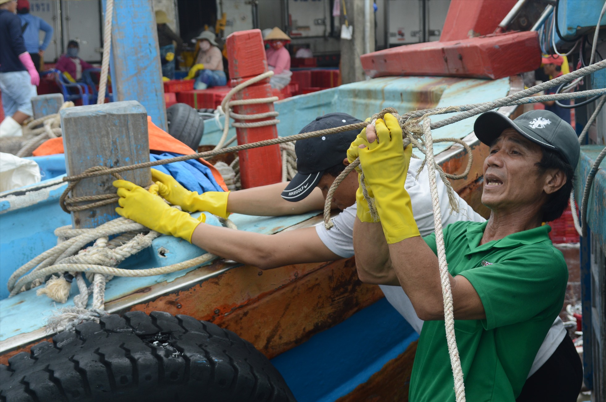 Hiện tại các cảng neo trú ở Quảng Ngãi hầu như đã kín chỗ, nên ngư dân rất vất vả tìm nơi trú đậu trước siêu bão Noru.