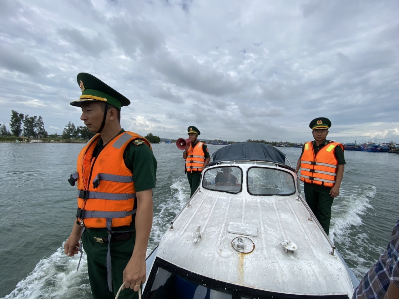 Bộ đội biên phòng Quảng Ngãi khẩn trương triển khai công tác phòng chống bão Noru, sắp xếp, neo cột tàu thuyền và kêu ngư dân tìm nơi trú tránh an toàn.