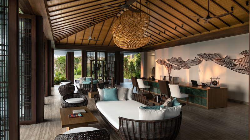 Đèn có thiết kế hình lưới đánh cá ở sảnh của resort Ảnh: Anantara Quy Nhon Villas
