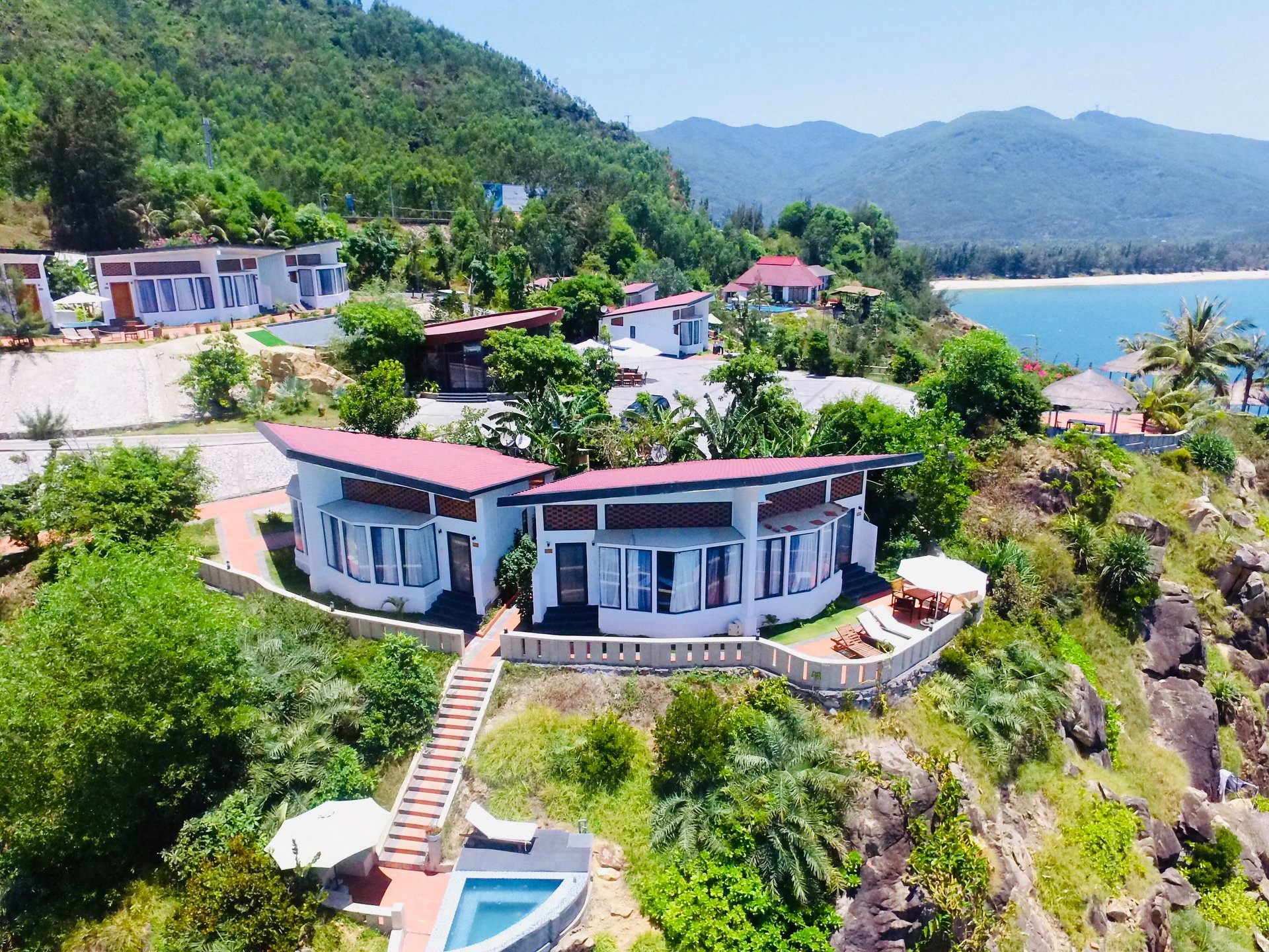 Aurora Villa & Resort giữa một bên là biển, một bên là núi Ảnh: Fanpage Aurora Villas Quy Nhơn