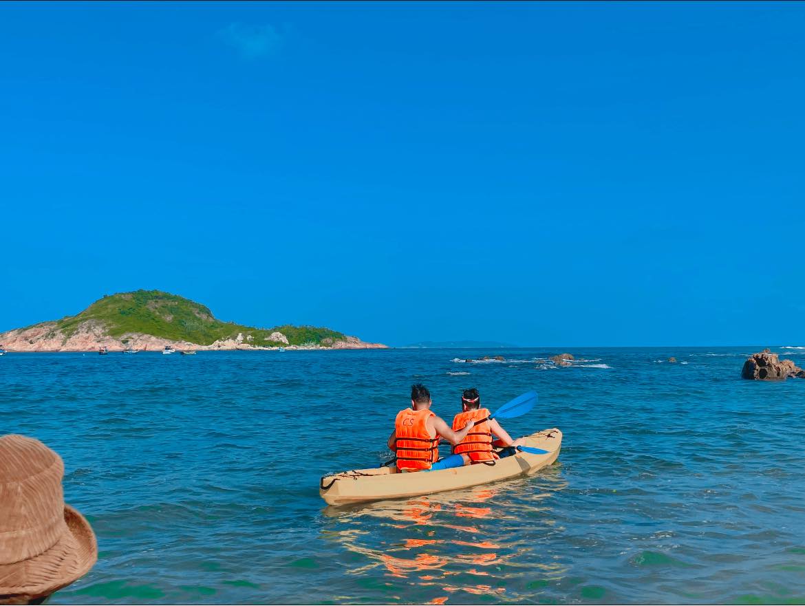 Du khách trải nghiệm chèo thuyền kayak Ảnh: Fanpage Casa Marina Resort