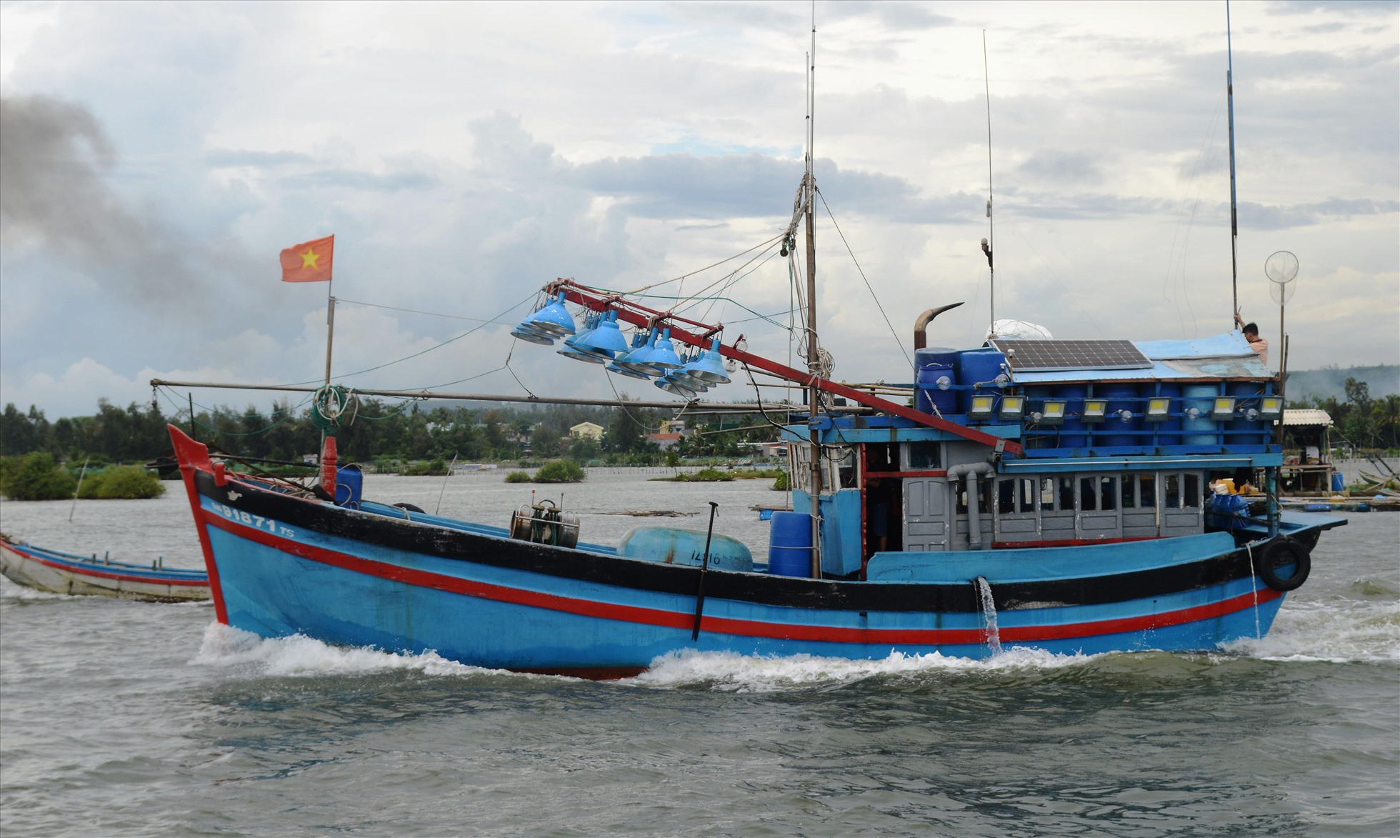 Tàu tá ngư dân Quảng Ngãi tức tốc vào bờ, phòng tránh siêu bão Noru.