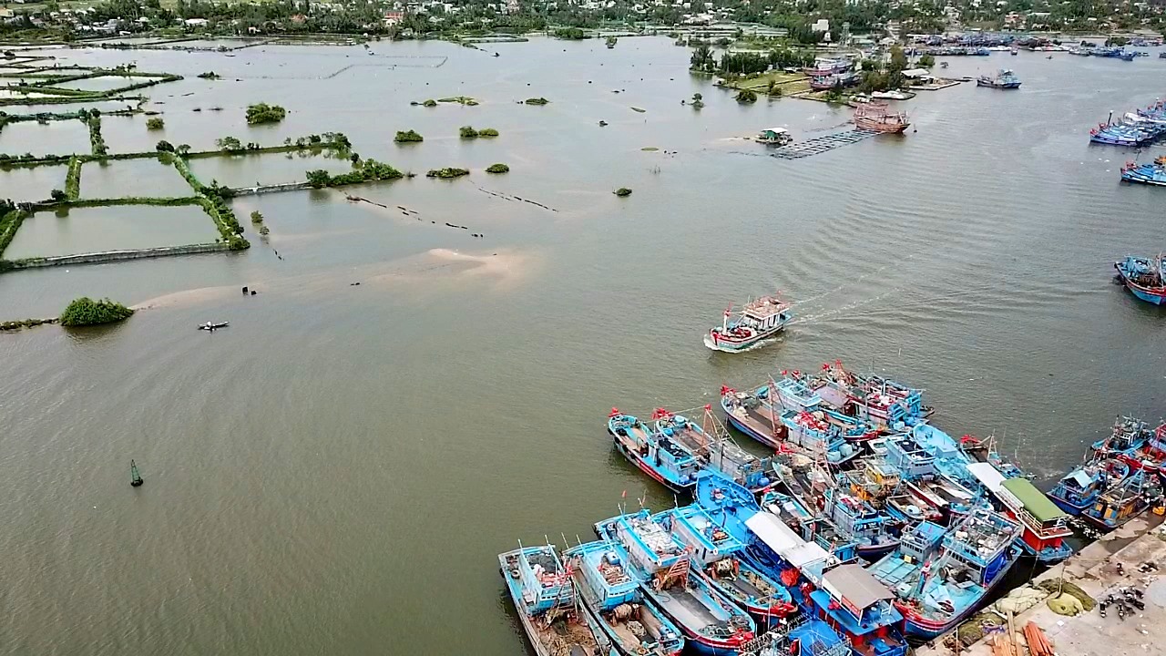 Hiện tại các tàu cá của ngư dân Quảng Ngãi, Quảng Nam đang gấp rút vào bờ để trú bão.