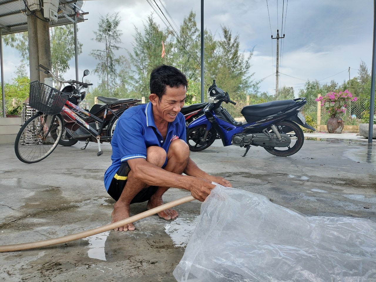 Người dân Quảng Nam cũng bơm nước vào bao đưa lên mái nhà, giữ mái nhà an toàn hơn trước siêu bão Noru.