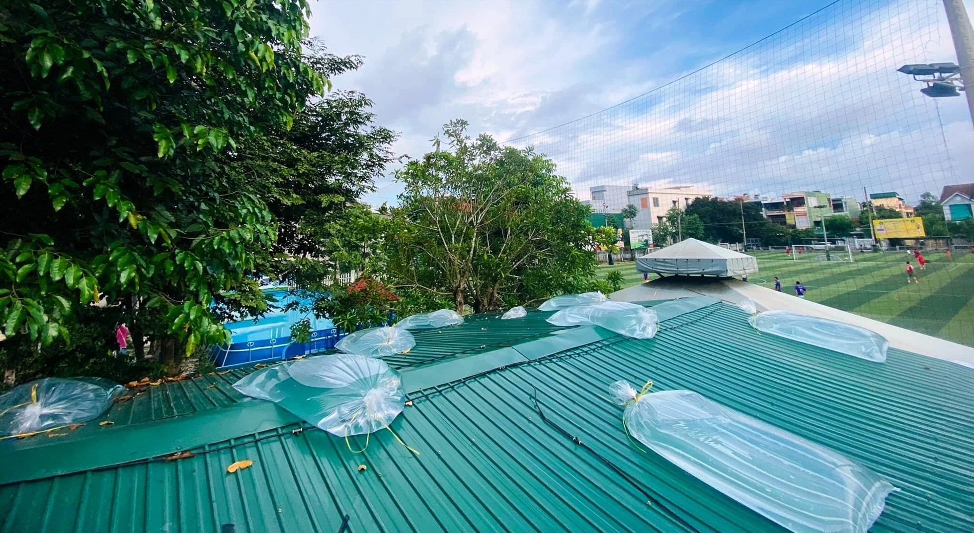 Những bao nước được đưa lên mái nhà, phòng chống bay tốc mái nhà khi siêu bão Noru đổ bộ.