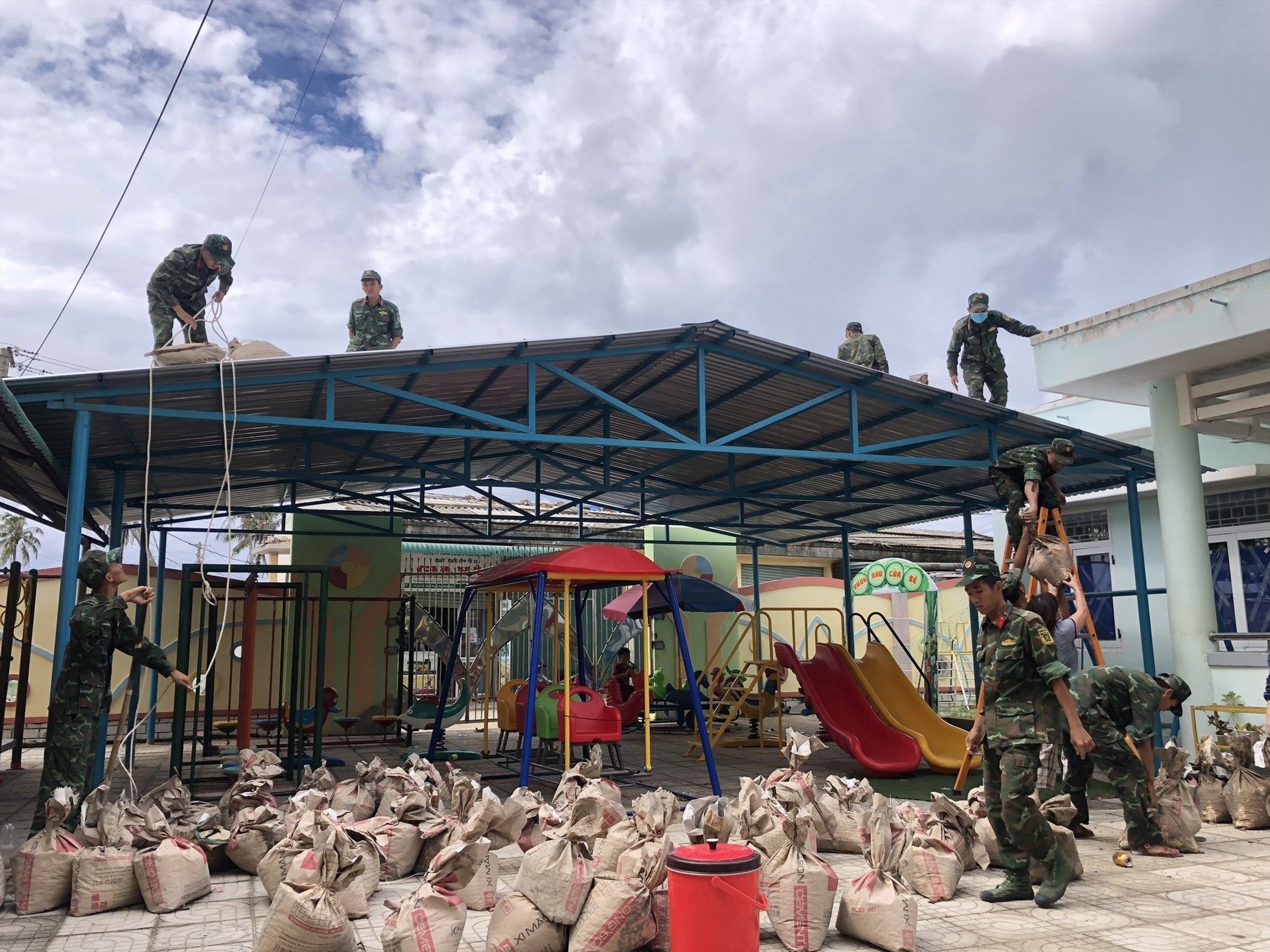 Lực lượng vũ trang huyện Lý Sơn giúp các trường ứng phó với bão Noru.