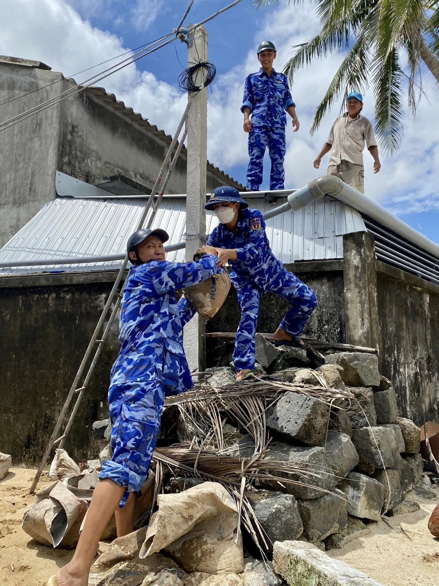 Trạm Cảnh sát biển 2 tại huyện Lý Sơn giúp dân chằng chống nhà cửa.