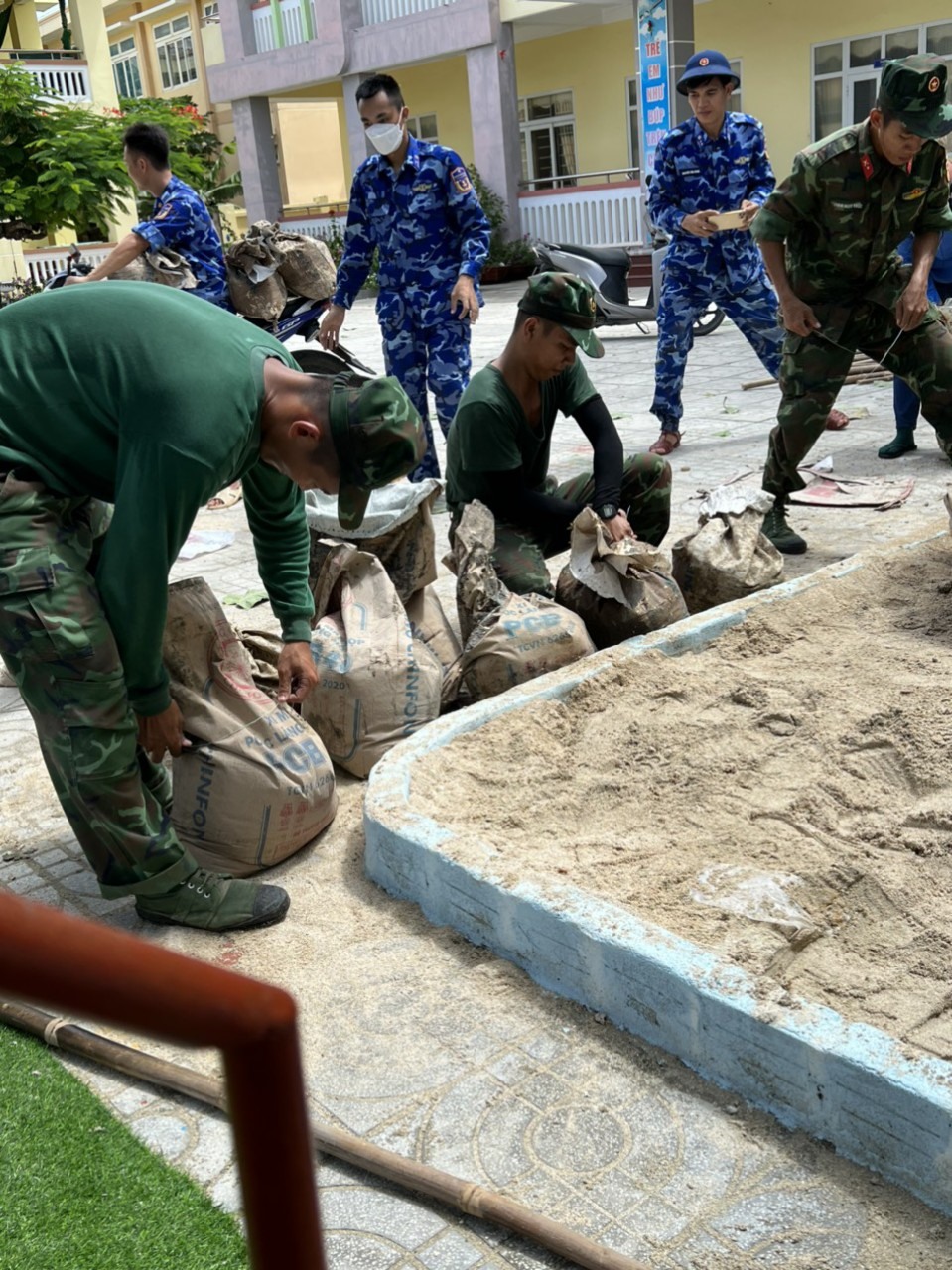 Lực lượng quân sự giúp dân ứng phó với bão Noru.