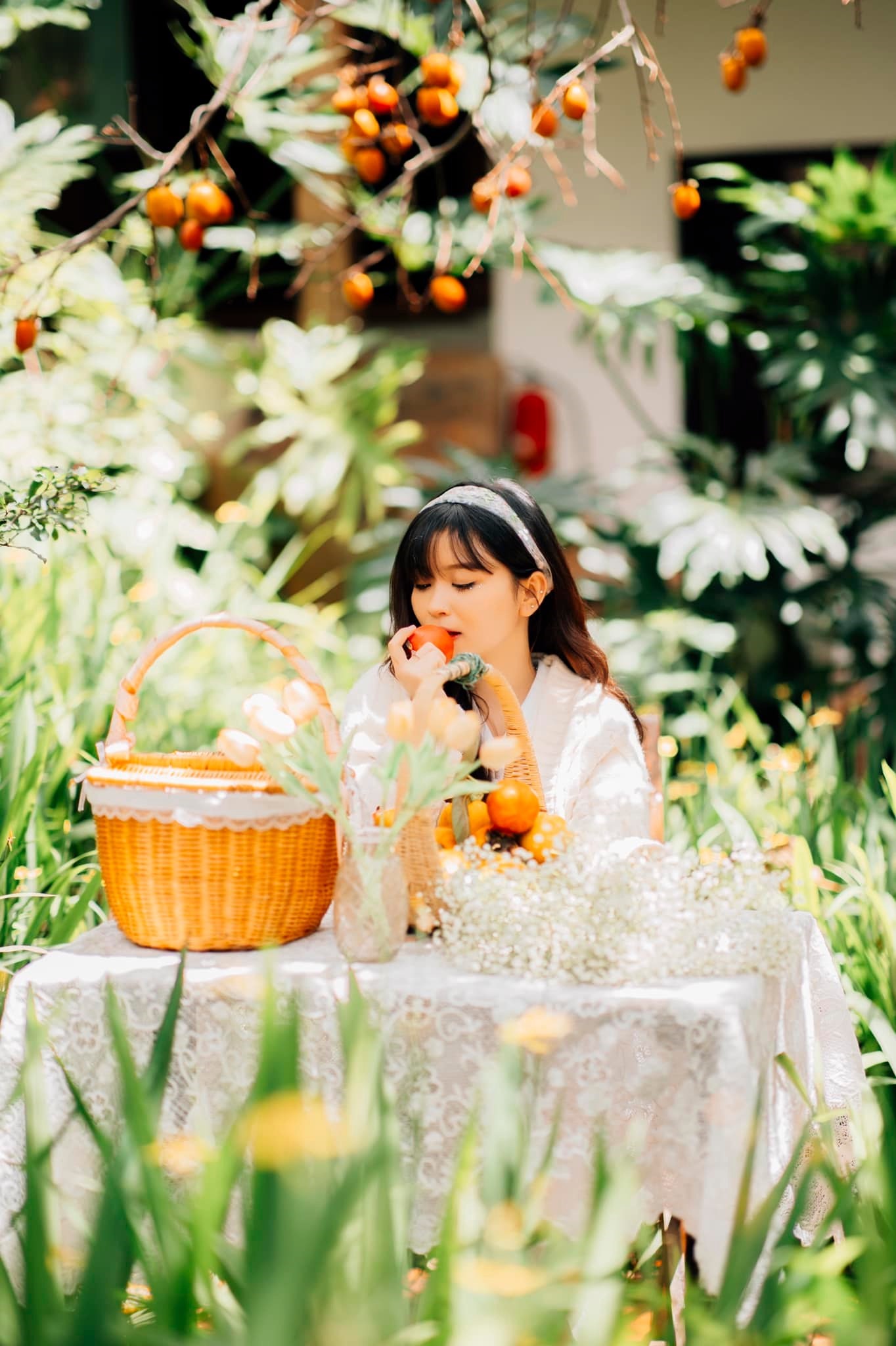 Ngoài chiêm ngưỡng, check-in trong khung cảnh vườn hồng thơ mộng, du khách còn có cơ hội trải nghiệm hoạt động thu hoạch hồng, quan sát và lựa chọn từng quả chín trên cây. Nhiều du khách không khỏi thích thú khi được thưởng thức hồng chín ngay tại chỗ, cảm nhận vị ngọt hậu, mềm, mọng nước của loại quả mùa thu đặc trưng ở Đà Lạt.