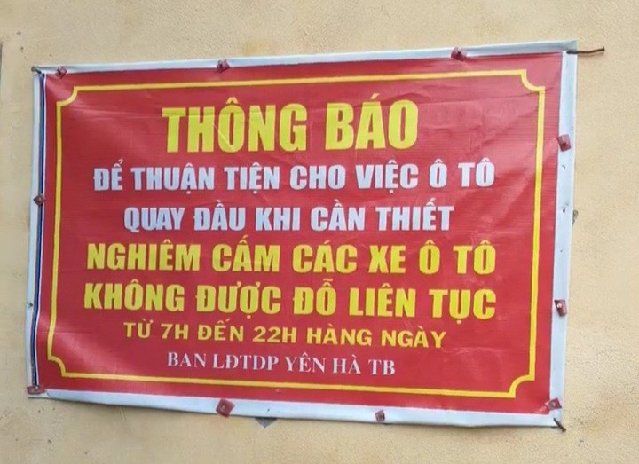 Thông báo của tổ dân phố về việc cấm đỗ xe trong ngõ. Ảnh chụp màn hình